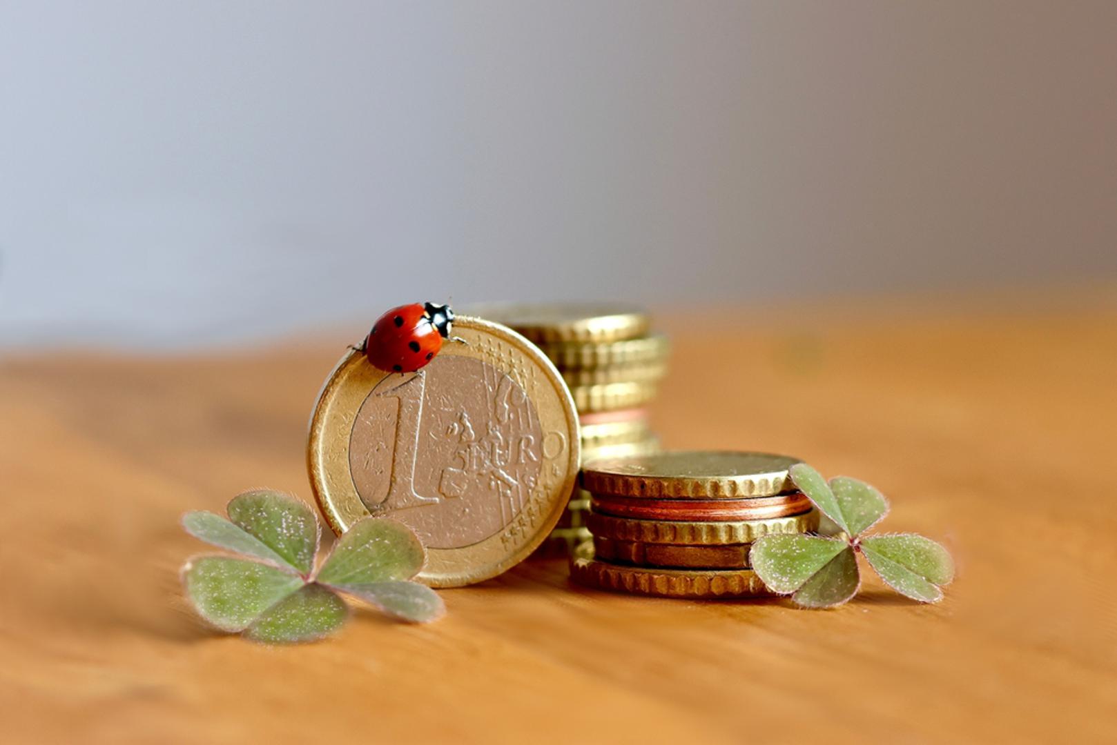 Ovan: Numerolozi Ovna povezuju s energijom početka, hrabrosti i Marsove 'jedinice' koja ide prva. Sretni brojevi za Ovna često se navode kao 1, 9 i 18. Koristite ih kao mali poticaj za nove startove, prijave, datume ili odluke koje traže odlučnost. Posebno vam mogu 'sjesti' u trenucima kad želite preuzeti vodstvo i brzo presjeći dilemu.