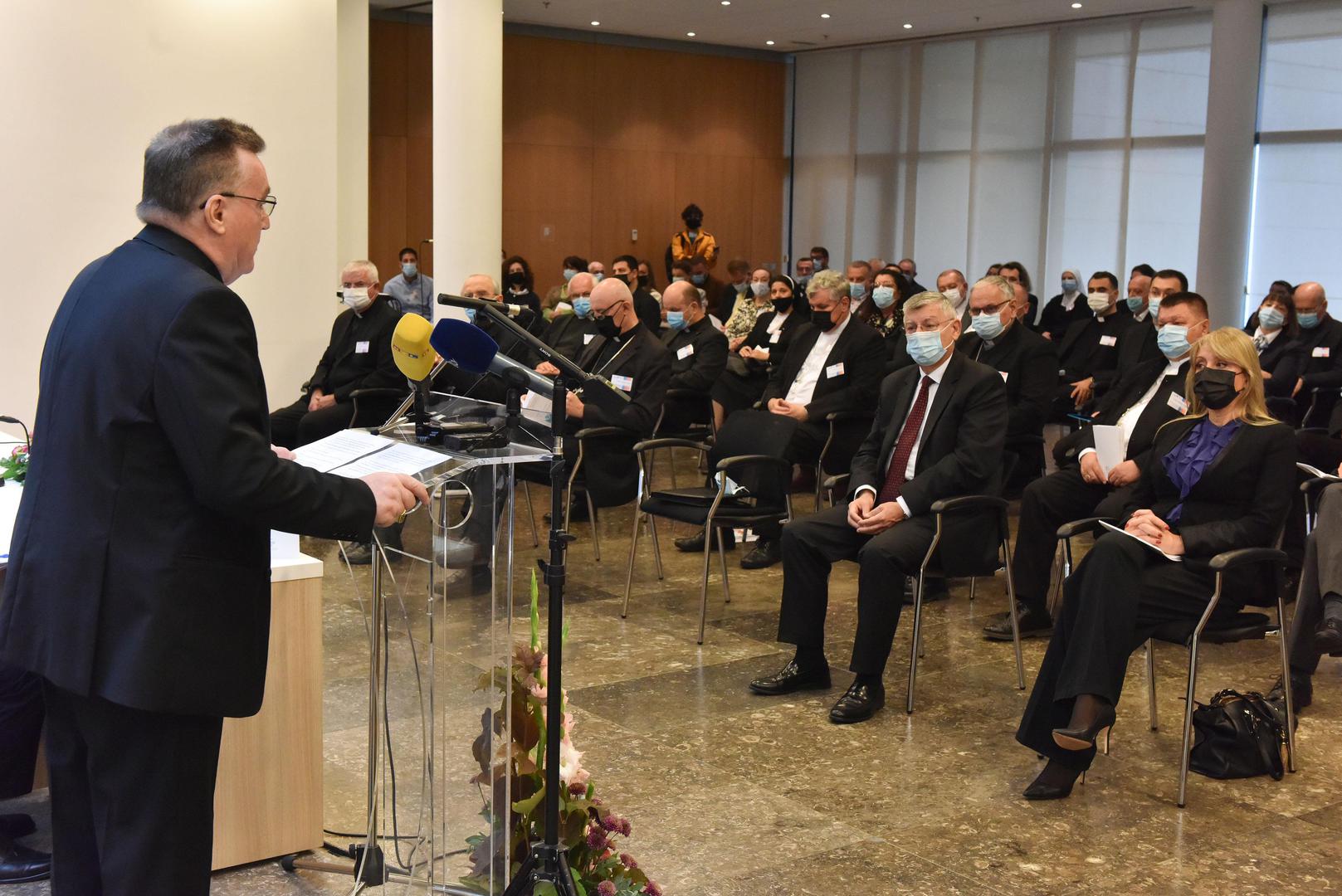 22.10.2021., Zagreb - Centar za promicanje socijalnog nauka Crkve organizirao je u ime Hrvatske biskupske konferencije dvodnevni 6. Hrvatski socijalni tjedan "Demografija–iseljavanje–migracije“. Tjedan je otvorio zagrebacki nadbiskup, kardinal Josip Bozanic; predsjednik HBK, nadbiskup Želimir Puljic i apostolski nuncij u RH, nadbiskup Giorgio Lingua.