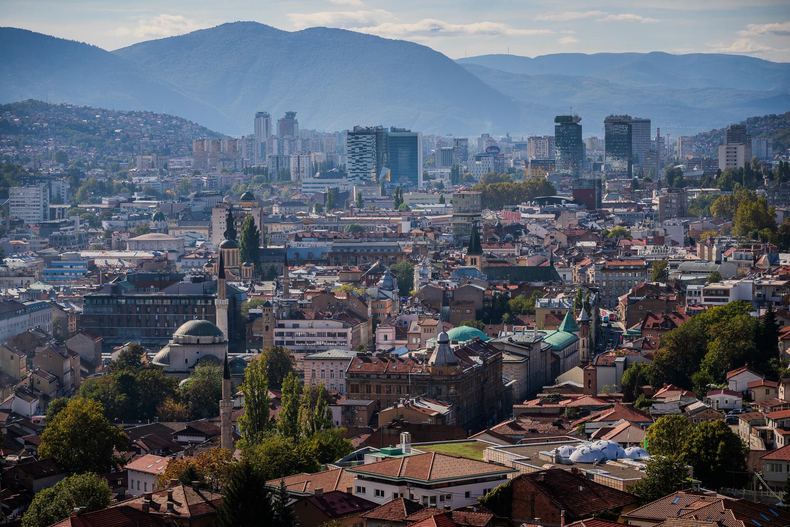 Bosna i Hercegovina – 59. mjesto: Bosna i Hercegovina, iako suočena s određenim izazovima, uspjela je održati stabilnost i sigurno okruženje, zauzimajući srednje mjesto na ljestvici.