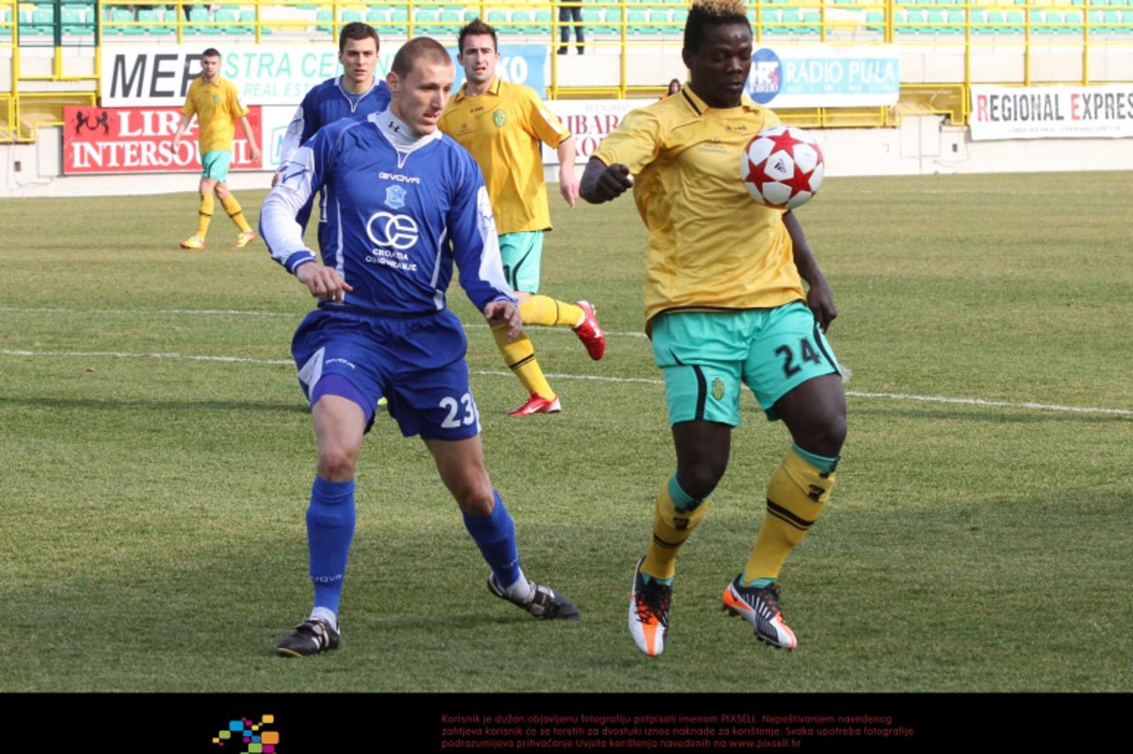 '03.03.2012., Stadion Aldo Drosina, Pula - Nogometna utakmica 20. kola MAXtv Prve HNL izmedju NK Istra 1961 - NK Varazdin. Henri Belle, Ante Aracic. Photo: Dusko Marusic/PIXSELL'