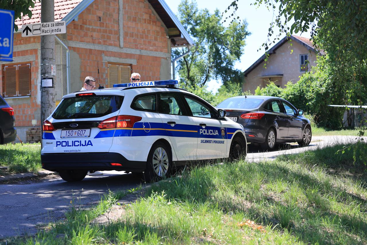 Policijski očevid ispred kuće u Vukovaru gdje je došlo do eksplozije u kojoj je jedna osoba ozlijeđena