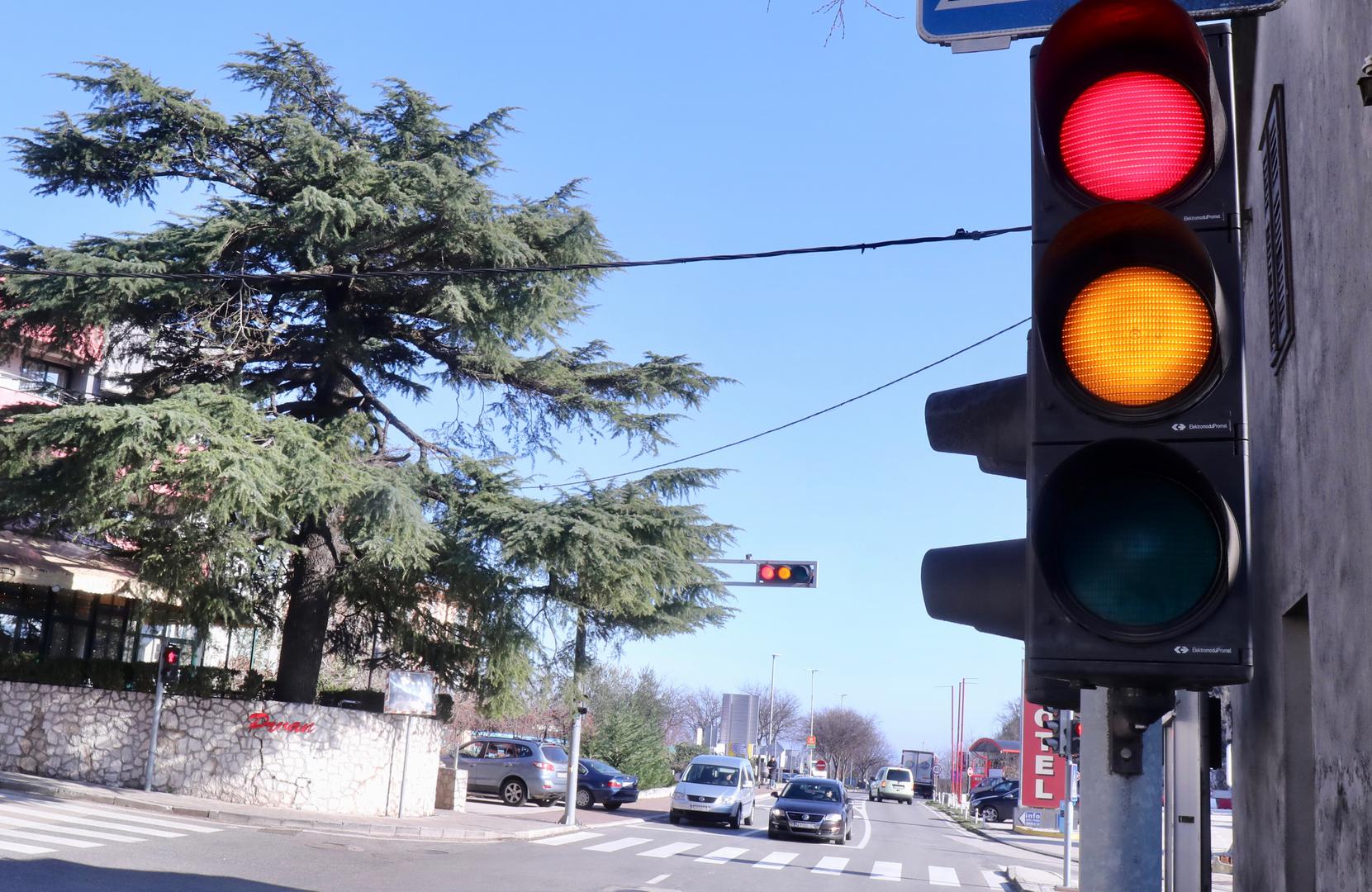 Na semaforiziranom raskrižju niste se zaustavili, a na semaforu je bilo upaljeno crveno svjetlo. Propisana je kazna od 390 do 920 eura. Ali, ako niste ni pokušali stati, ili ste još i ubrzali, ili ste nabrali dva ili više crvenih svjetala, kazna raste na 1320 do 2650 eura ili do 60 dana zatvora. Također, gubite vozačku dozvolu na tri do 12 mjeseci, ovisno o okolnostima. Gužva je u prometu i jasno je da nećete uspjeti za ovog zelenog svjetla proći kroz raskrižje, već ćete ostati ili usred raskrižja ili na pješačkom prijelazu. Svejedno se gurate u raskrižje? Možete, ali pripremite 130 eura. Upustili ste se u pretjecanje ili obilaženje kolone vozila? Ili jednog vozila, iako je vozač ispred vas već počeo pretjecati? Ili time ugrožavate sigurnost vozača koji vozi u traci kojom biste vi htjeli pretjecati? Kazna za bilo koji od navedenih prekršaja iznosi 390 eura. Baš vas živcira vozač ispred vas, čini vam se da vozi sporije nego što bi trebao… Pa ste mu se odlučili voziti ‘na repu’ kako biste ga malo ubrzali. Vožnja na premalom razmaku od vozila ispred kažnjiva je, kazna iznosi 60 eura.