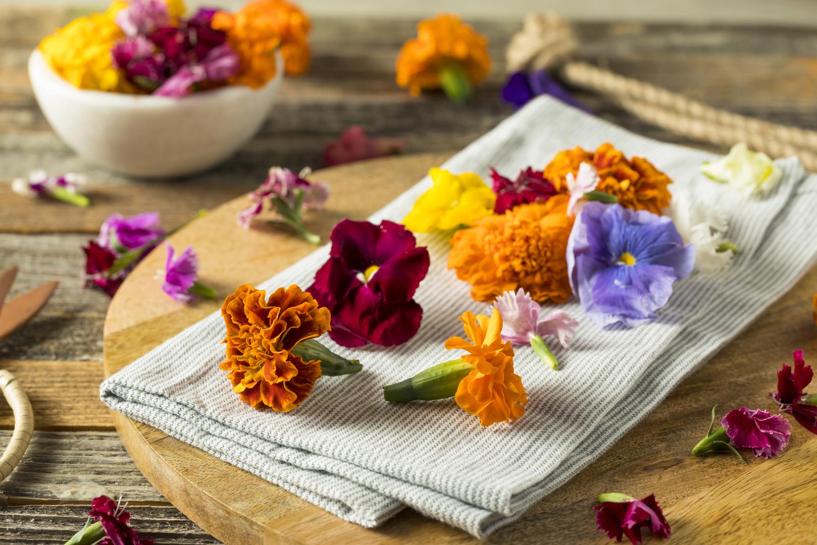 Cvijeće nije rezervirano samo za vaze i bukete – često se koristi i u kuhinji, posebno u azijskoj, francuskoj i mediteranskoj. Jestivo cvijeće obogaćuje jela bojom, mirisom i okusom, a koristi se u salatama, desertima, koktelima i čajevima. Važno je koristiti isključivo cvijeće koje je sigurno za jelo i nije tretirano pesticidima. Donosimo 8 vrsta cvijeća koje su i lijepe i ukusne.