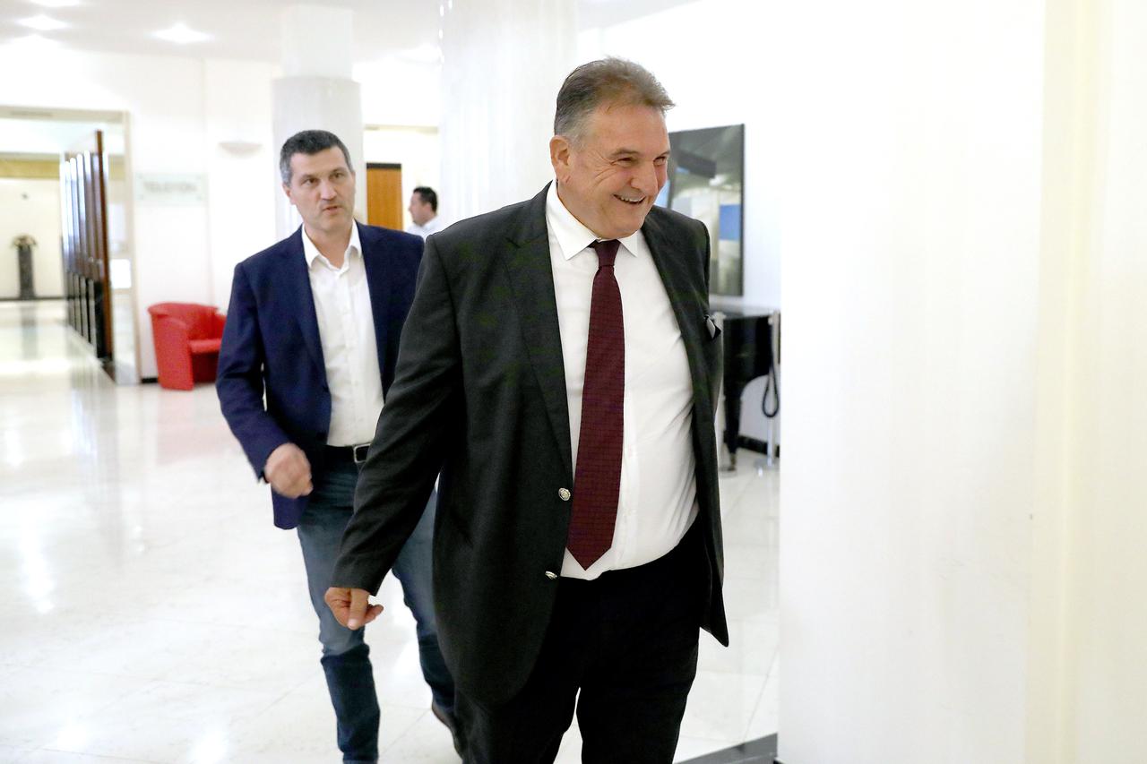 Zagreb: Radimir Čačić sastanak s premijerom  čekao na saborskom hodniku u društvu  zastupnika Socijaldemokrata 