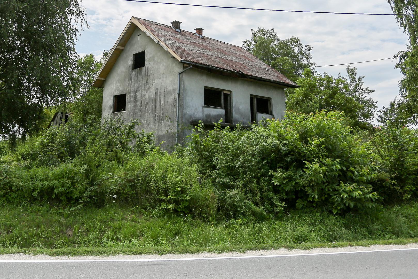 Navodno je sagrađena prije četrdesetak godina na mjestu starije kuće, no u njoj, prema dostupnim pričama, nikada nitko nije živio.