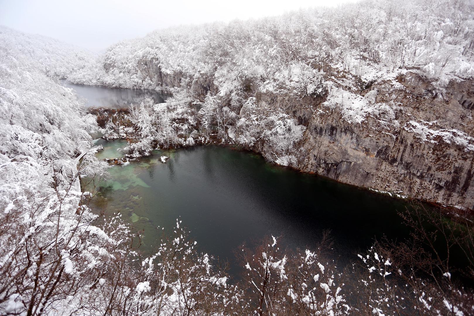 Prvi snijeg ove zime zabijelio je Plitvička jezera. 