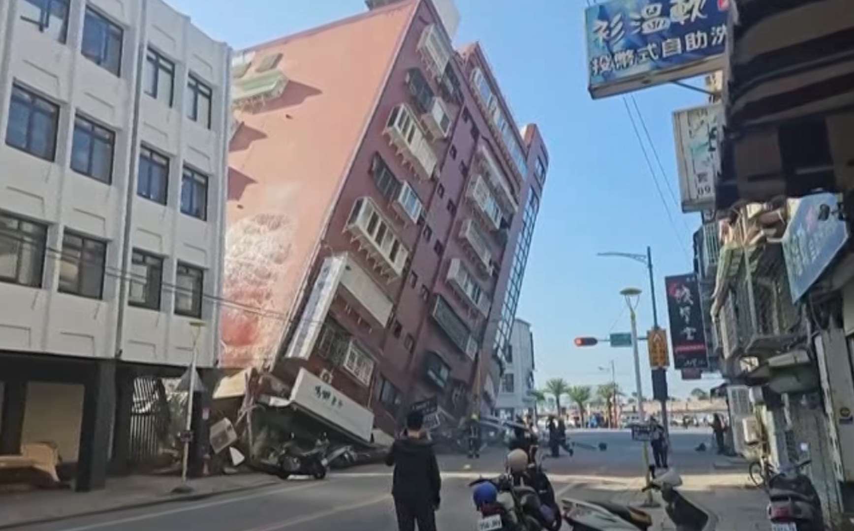 Filipinska seizmološka agencija također je izdala upozorenje za stanovnike obalnih područja i pozvala ih da se sklone na viši teren. Potres se osjetio u Šangaju u Kini, rekli su očevici. Kineski mediji navode da se osjetio i u Fuzhou, Xiamenu, Quanzhou i u Ningdeu u pokrajini Fujian.