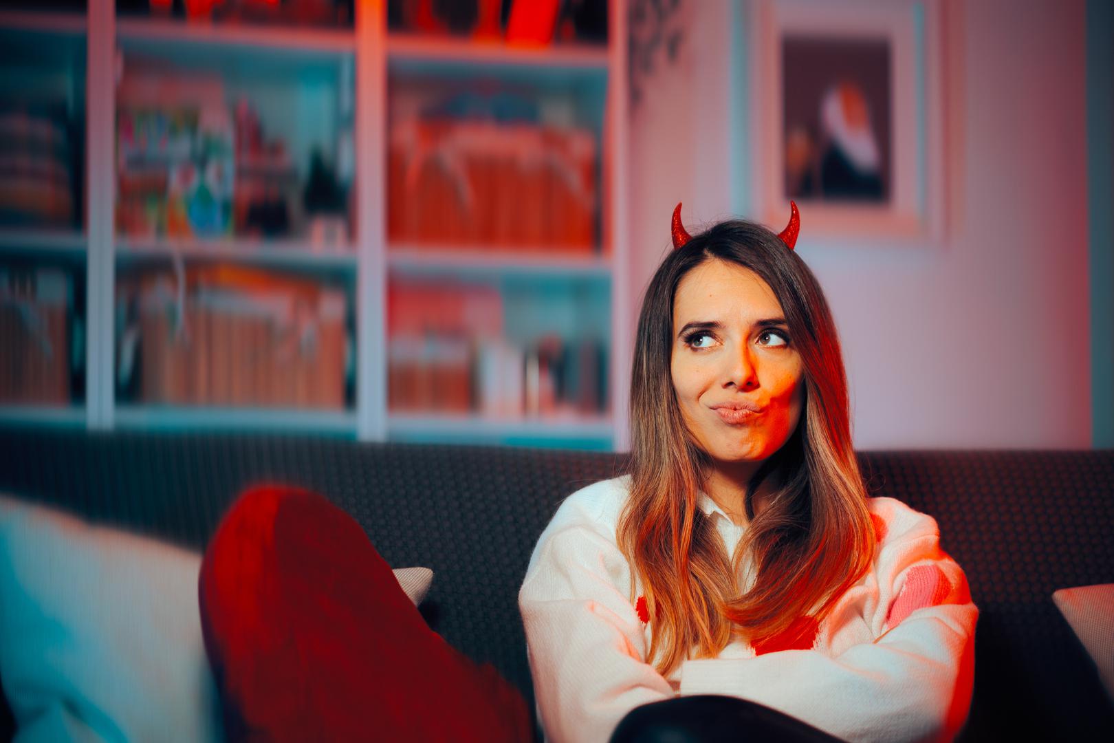 Njihova zajednička crta je karizma i kreativnost kojom unose uzbuđenje u svaku situaciju, no ponekad to čine prelazeći granice dobrog ukusa. Bilo da je riječ o bezazlenom kaosu ili pomno isplaniranoj spletki, ovi znakovi znaju kako uzburkati duhove i ostaviti neizbrisiv trag.