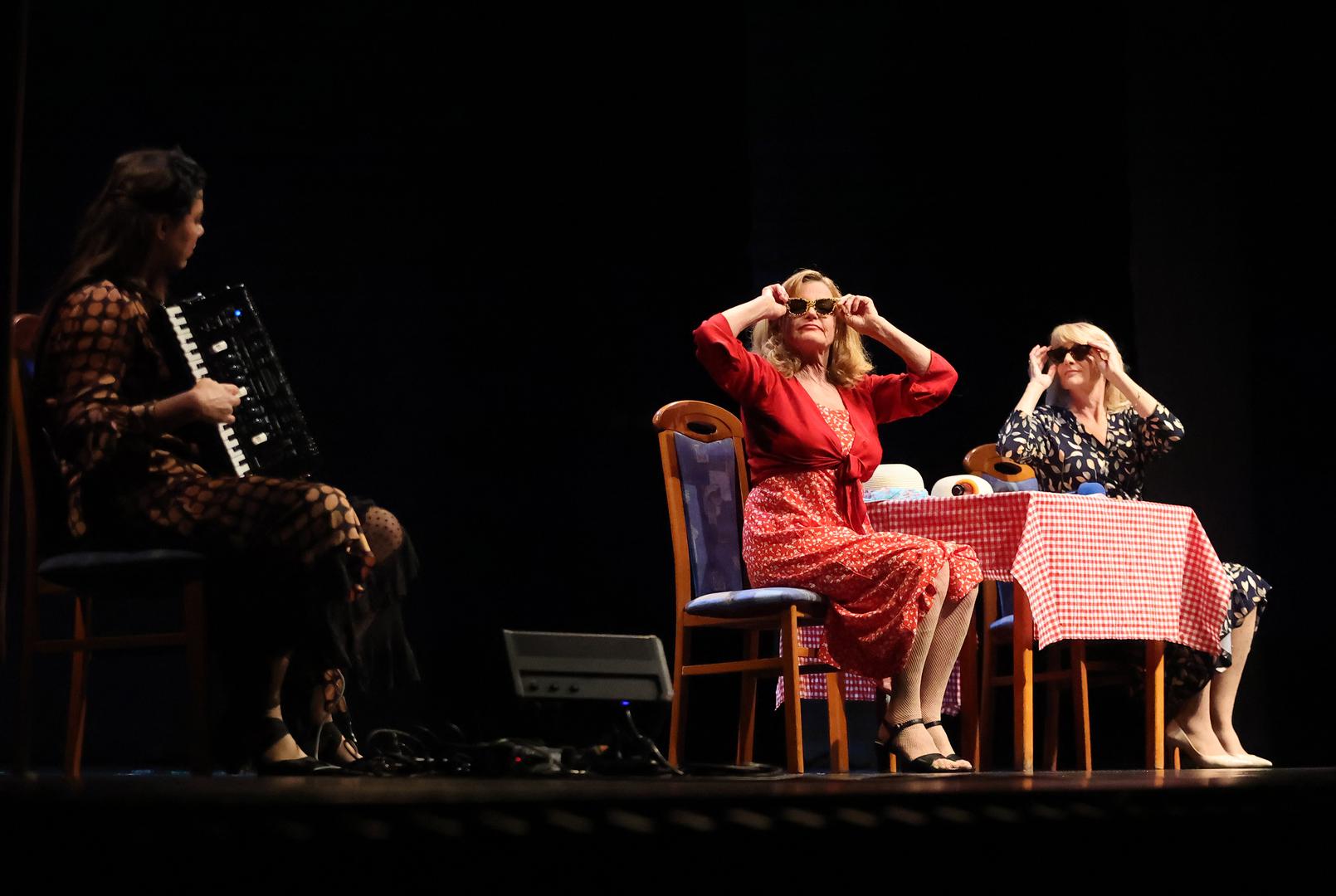 Legendarna splitska glumica, komičarka i spisateljica, Arijana Čulina sinoć je, 6. studenog organizirala premijeru predstave "Kak'i smo, tak'i smo".