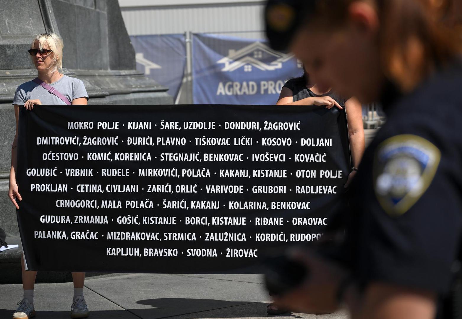 Organizatori upozoravaju da se ti zločini u Hrvatskoj tretiraju kao obična ubojstva, a ne kao ratni zločini. Navode "višedesetljetno institucionalno negiranje, umanjivanje i prešućivanje zločina" te dodaju da je tijekom i nakon "Oluje" spaljeno više od 22.000 kuća, dok je oko 200.000 ljudi prisiljeno napustiti domove. Prema podacima Documente, zabilježeno je 1.747 žrtava srpskog i 466 hrvatskog etniciteta.