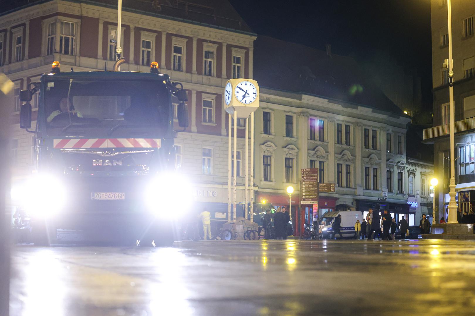 03.02.2025., Zagreb - Svecani docek hrvatske rukometne reprezentacije u Zagrebu nakon osvojenog drugog mjesta na Svjetkom prvenstvu. Radnici cistoce ciste Trg bana Josipa Jelacica nakon odlaska navijaca. Photo: Luka stanzl/PIXSELL