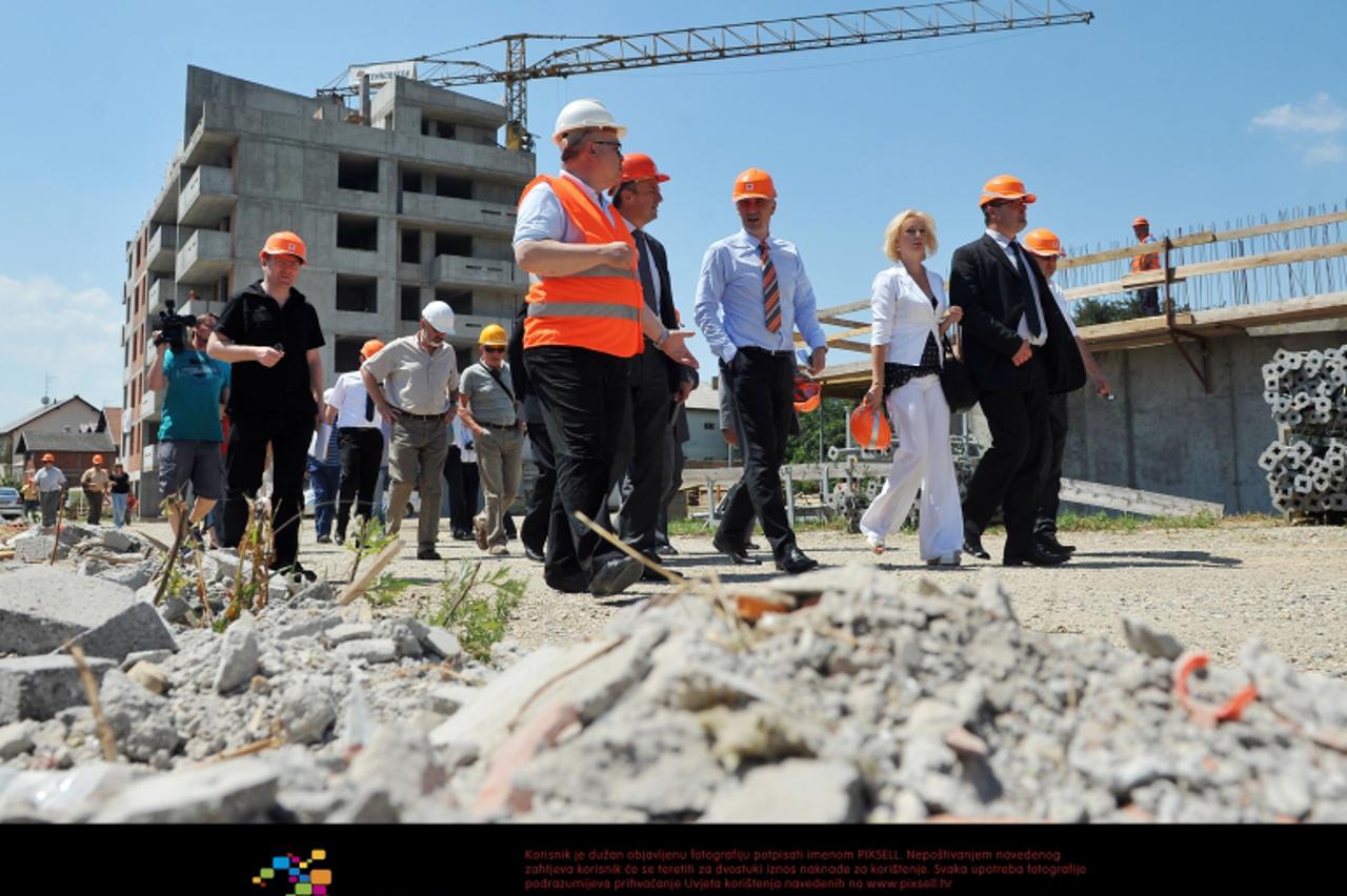 '19.06.2012., Ulica Vilka Novaka, Varazdin - Ministar graditeljstva Ivan Vrdoljak nakon sastanka u gradskoj vijecnici s gradskim i zupanijskim celnicima posjetio je POS naselje u izgradnji gdje ih je 