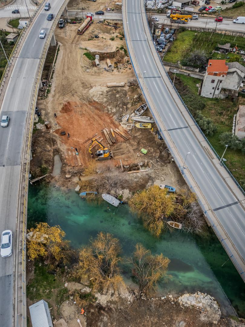 Podsjetimo, početak gradnje kasnio je gotovo dvije godine zbog arheoloških istraživanja. Završetkom projekta vozači će izbjegavati semafore i prolaziti iznad postojećeg križanja, čime bi dugogodišnje gužve u Solinu napokon trebale postati prošlost.