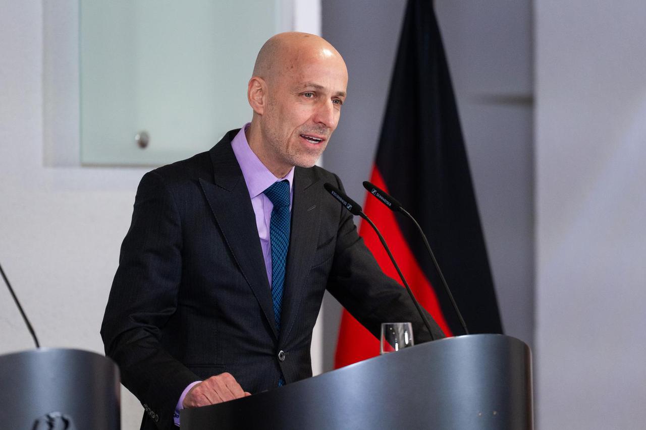 Federal government and industry discuss defense issues