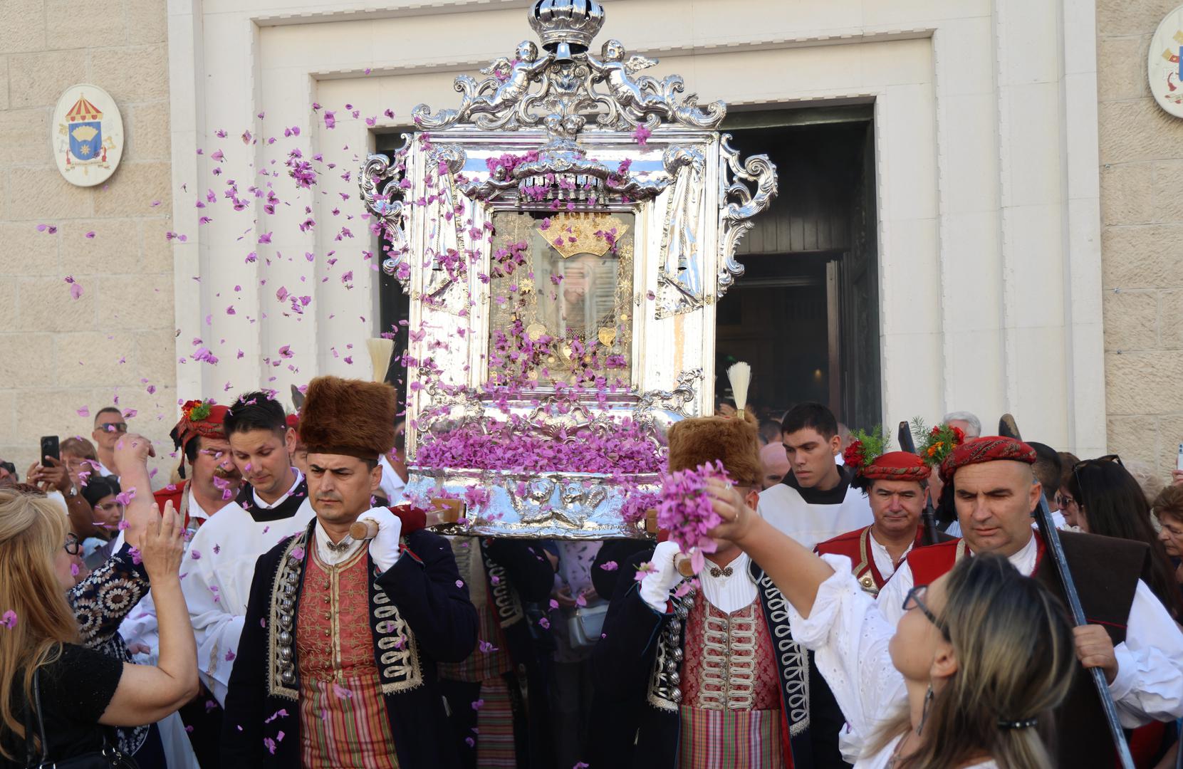 Sliku Čudotvorne Gospe u procesiji nose naizmjenice sinjski alkari, bogoslovi, časne sestre, predstavnici braniteljskih udruga i medicinske sestre.
