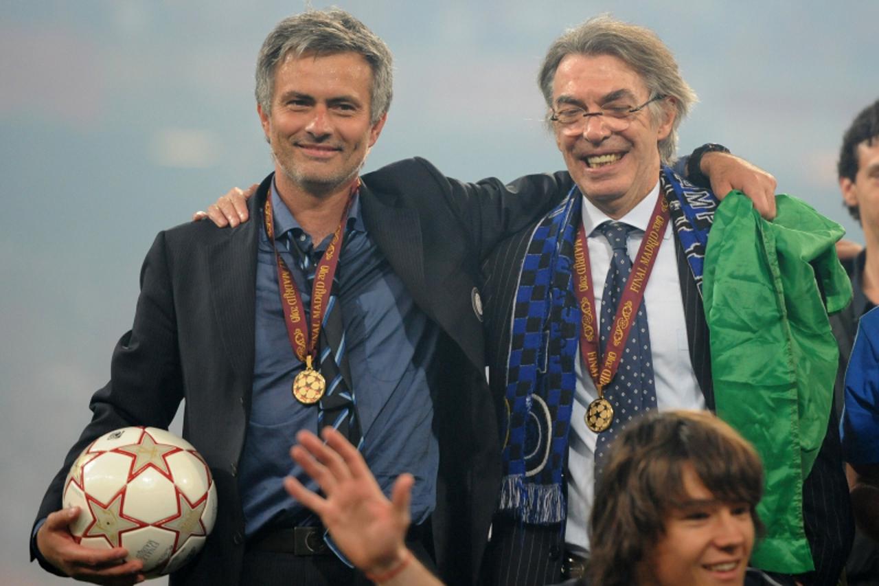 'Inter Milan\'s Portuguese  coach Jose Mourinho (L) and Inter Milan\'s president Massimo Moratti celebrate after winning the UEFA Champions League final football match Inter Milan against Bayern Munic