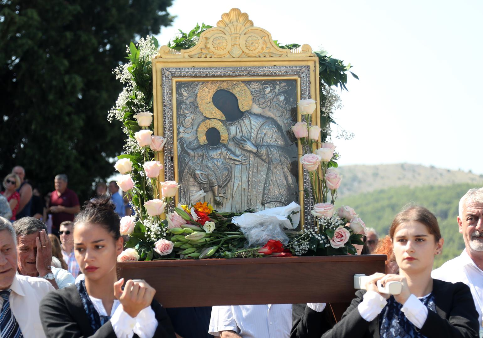 VRPOLJE (ŠIBENIK)

Župa je posvećena Uznesenju Blažene Djevice Marije na nebo ili Gospi Vrpoljačkoj. Crkva ujedno je i marijansko svetište Šibenske biskupije, a župa i svetište Uznesenja Blažene Djevice Marije potječu od samih početaka Šibenske biskupije.