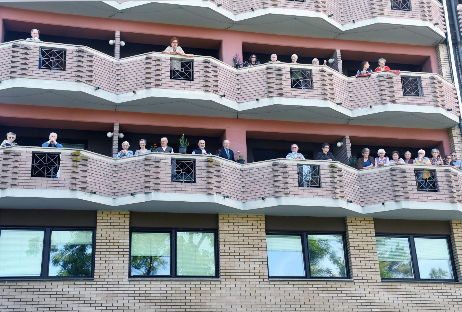 08.05.2020., Sisak - Tamburaski sastav Ivo Klekovic i prijatelji odrzao je koncert pred zgradom Doma za starije i nemocne koji je publika pratila s balkon Doma iz kojega nisu izasli vec 2,5 mjeseca.Photo: Nikola Cutuk/PIXSELL