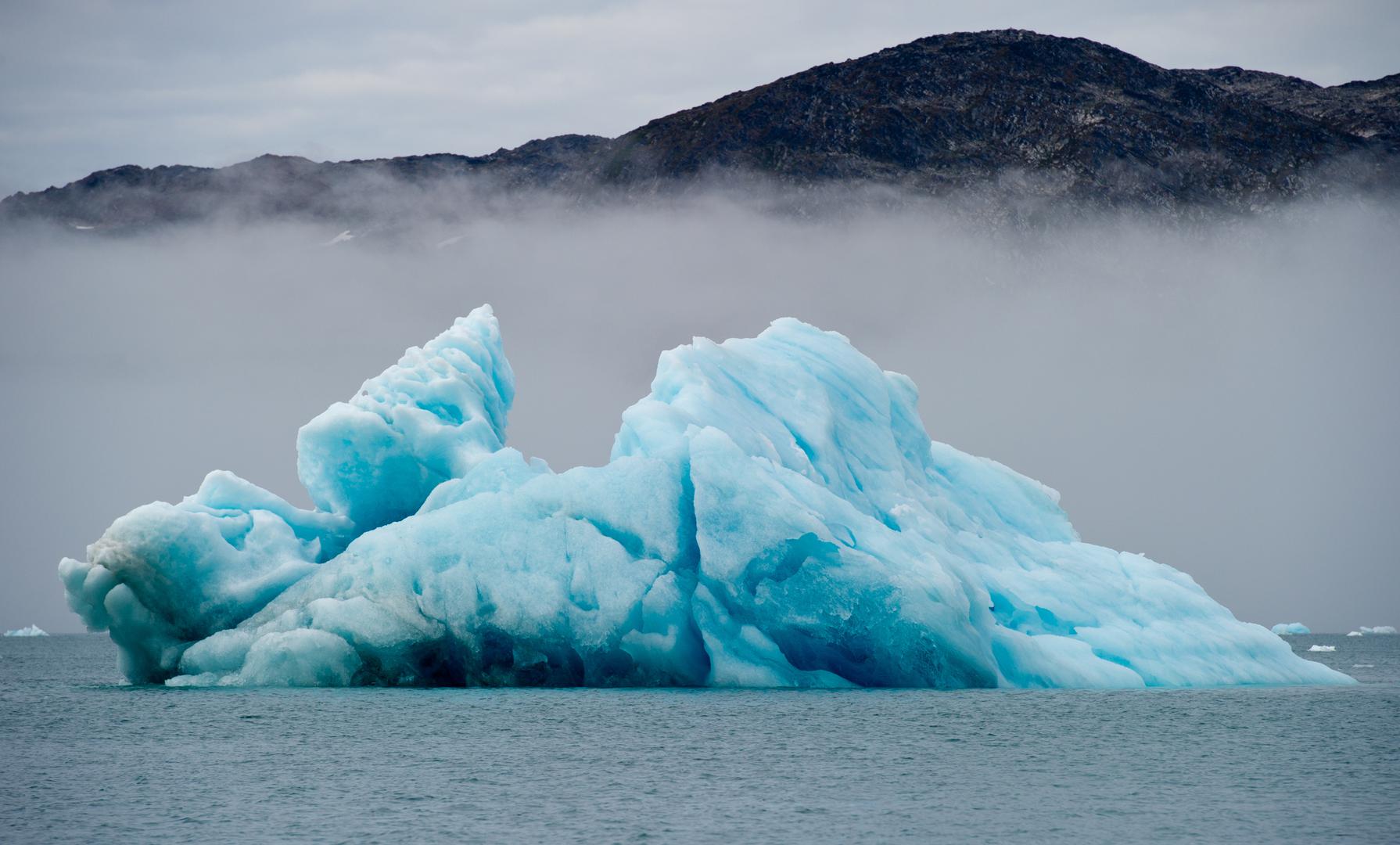 Turiste ovdje privlači i polarna svjetlost. Uz malo gradskog svjetlosnog onečišćenja, Grenland je tamno platno za spektakularne prikaze, a odmori uz promatranje polarne svjetlosti postaju sve popularniji.

