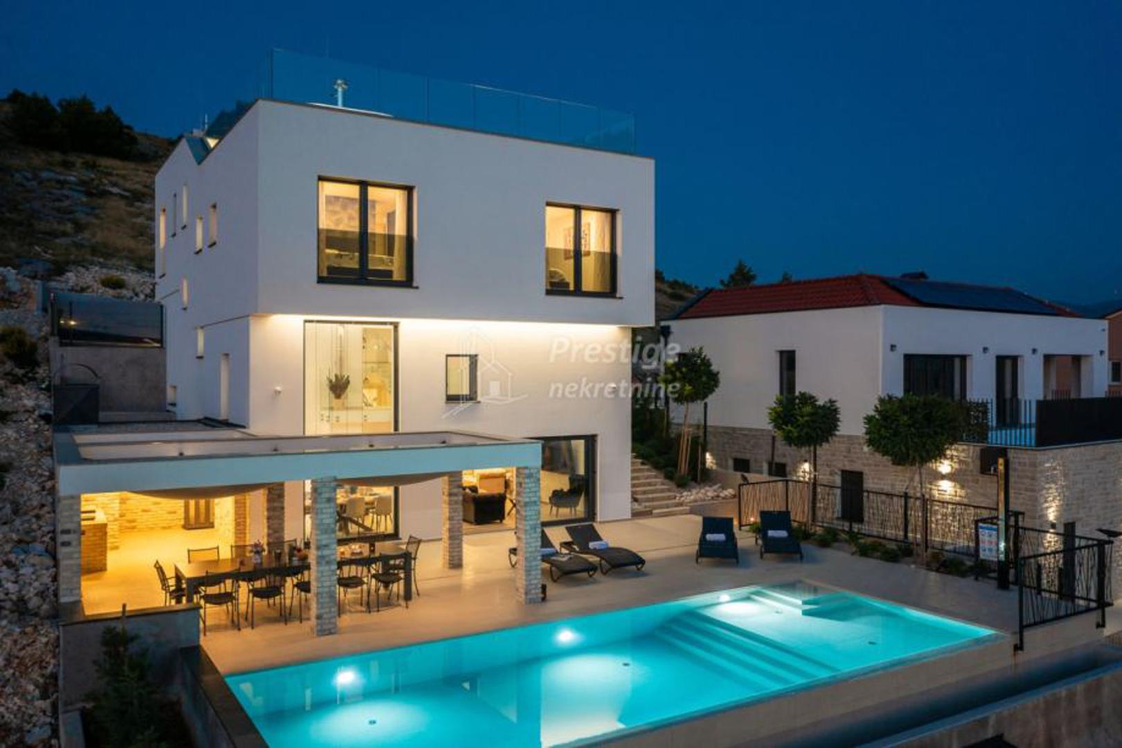 Na prodaju je luksuzna vila u Žaboriću, smještena u Šibensko-kninskoj županiji, po cijeni od 1,850.000 eura. 