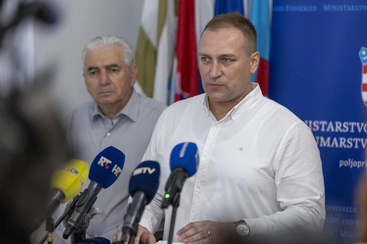 Vukovar: Izvanredna press konferencija ministra poljoprivrede Davida Vlajčića