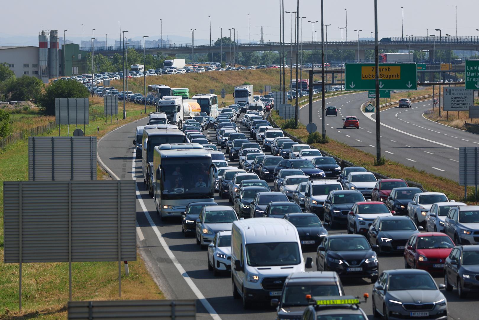 Zbog prometne nesreće na autocesti A1 u tunelu Sveti Marko u smjeru Dubrovnika, vozi se jednim trakom u koloni od četiri kilometra od ﻿čvora Karlovac. Kolona je i na autocesti A1 između čvorova Lučko i Bosiljevo 2 u smjeru mora, na DC1 između Gornjeg Stupnika i Klinča Sela u smjeru mora﻿. Na autocesti A2 na NP Trakošćan u smjeru Zagreba, kolona je duga 2,5 ﻿kilometra, a na autocesti A2 na NP﻿ Zabok u smjeru Zagreba, kolona je oko dva ﻿kilometra.
