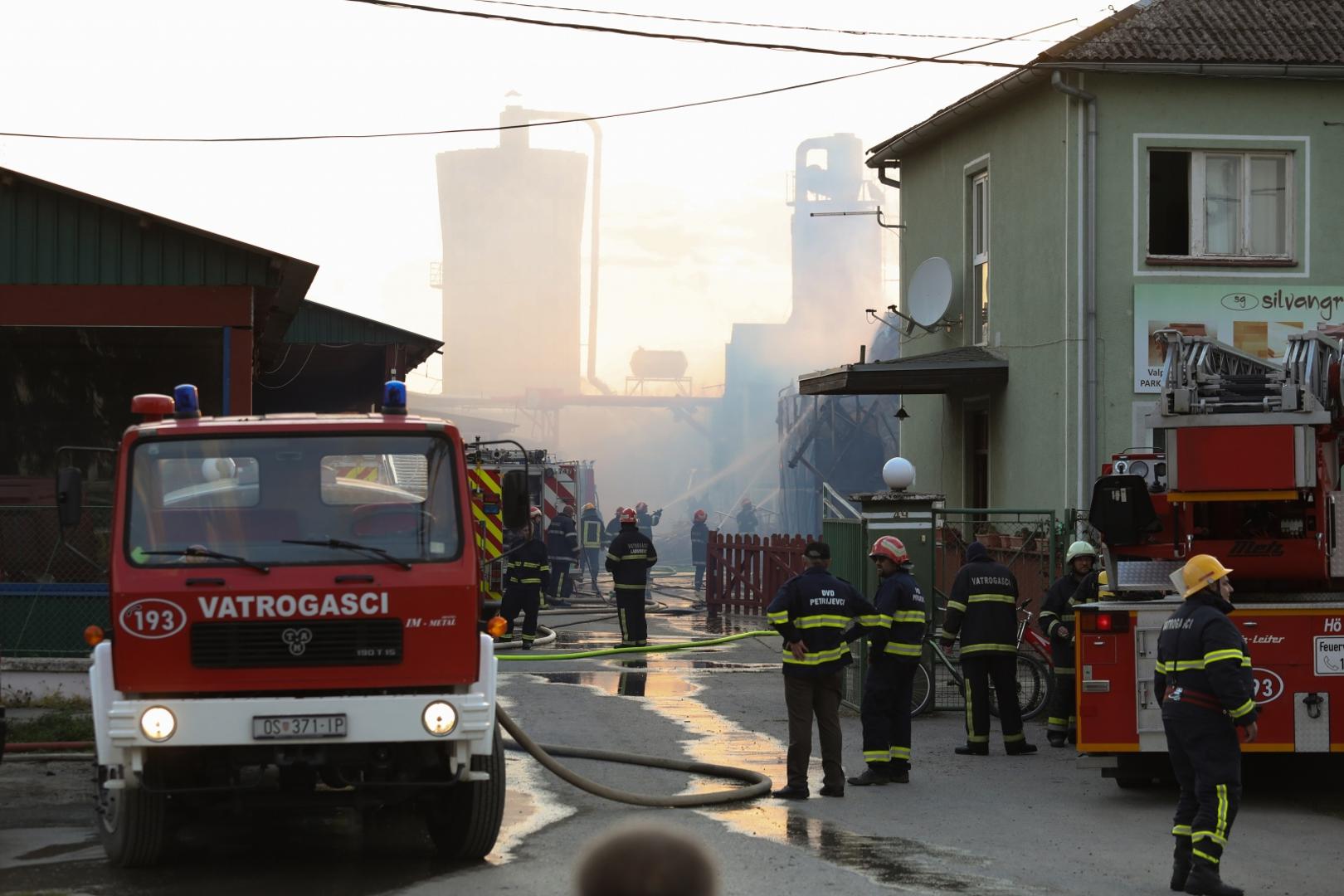 22.04.2021., Valpovo - Veliki pozar izbio je u tvrtki za preradu drva i stolariju u Valpovu. Ozlijedjenih na srecu nema, a ocevidom ce se saznati sto je uzrok pozara. 
Photo: Dubravka Petric/PIXSELL