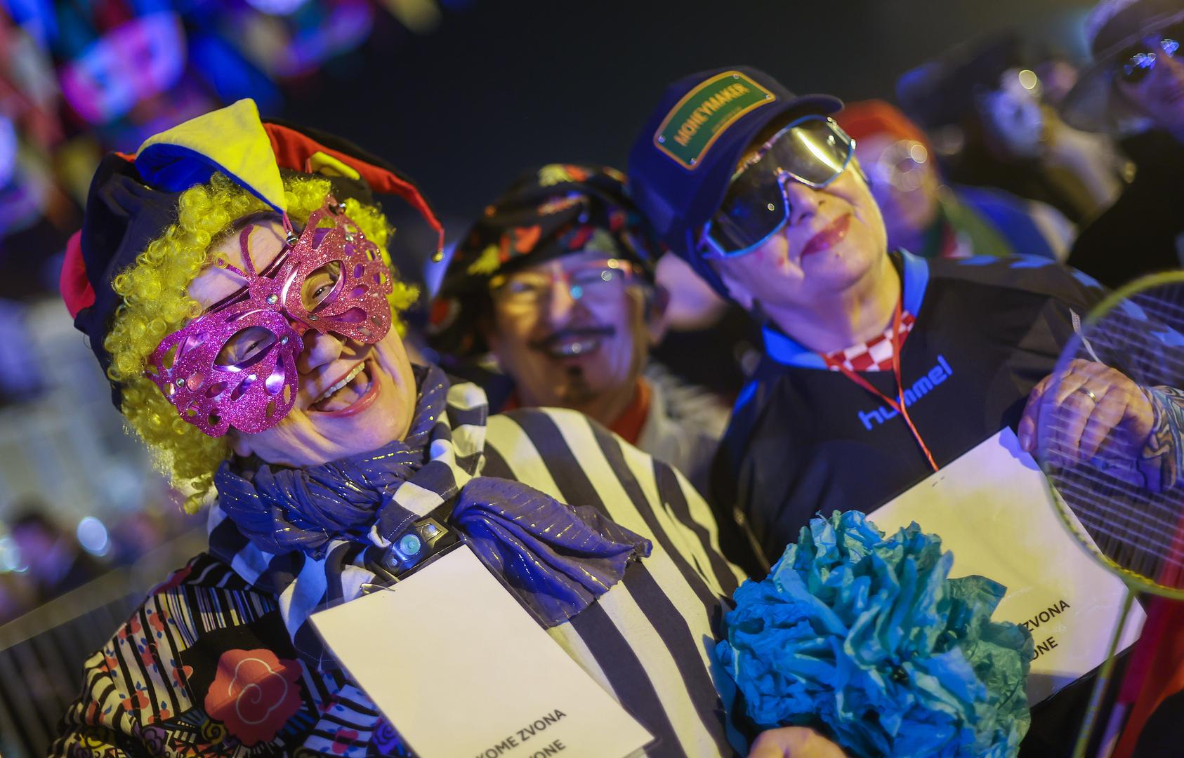 Dok se većina ljudi zadovoljava kupovnom maskom ili skromnim dodatkom, postoje oni koji mjesecima planiraju svoj kostim, pomno birajući svaki detalj kako bi njihova transformacija bila potpuna. Za njih maškare, fašnik ili karneval nisu samo obična zabava, već sveti ritual oslobađanja, prilika da probude uspavano dijete u sebi i na jednu noć zakorače u svijet bez pravila i društvenih normi.