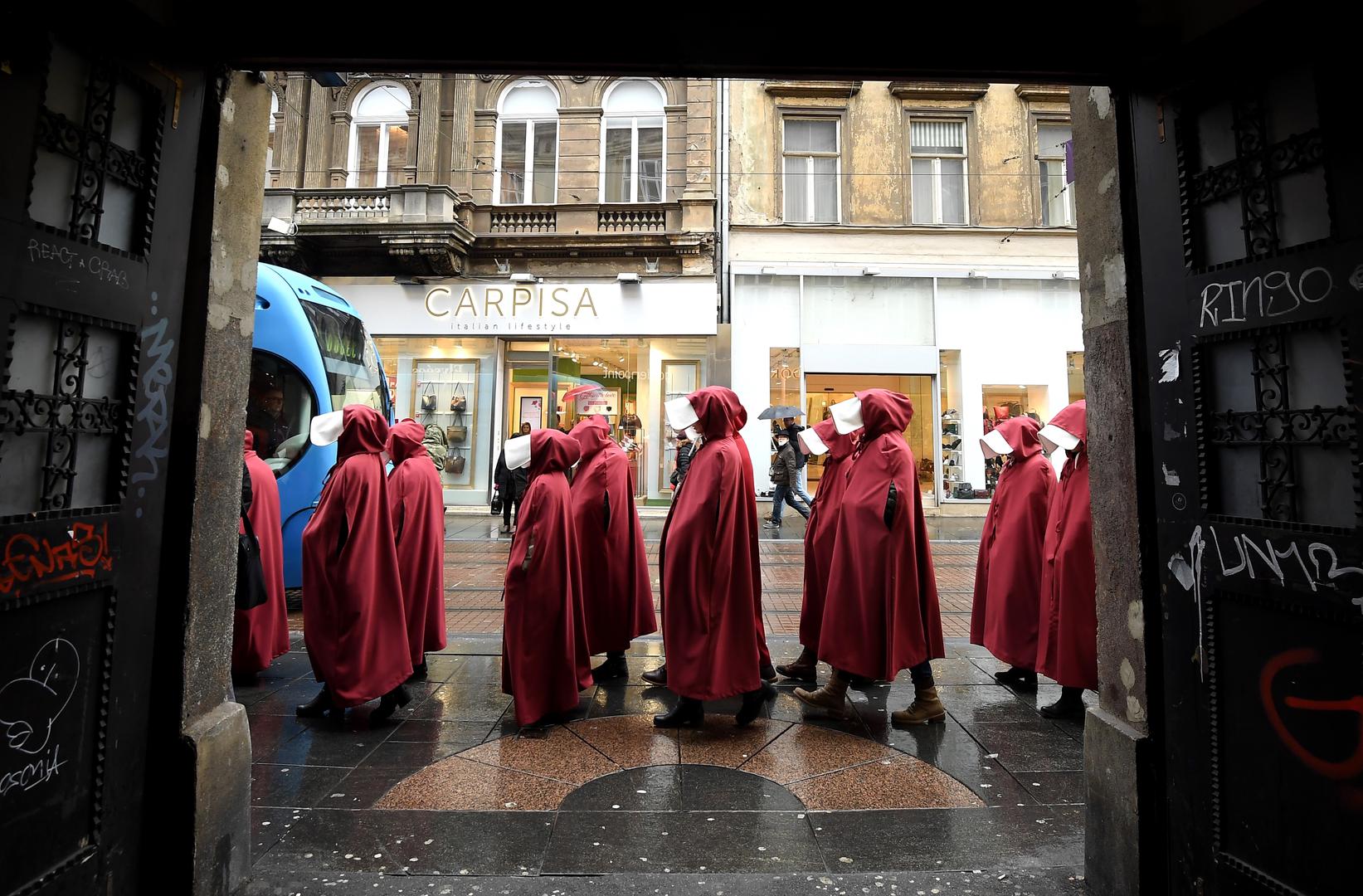 Na Cvjetnom trgu održao se prosvjed pod nazivom 'Sluškinje ustaju za ratifikaciju Istanbulske konvencije; Milijarda ustaje protiv nasilja nad ženama'.