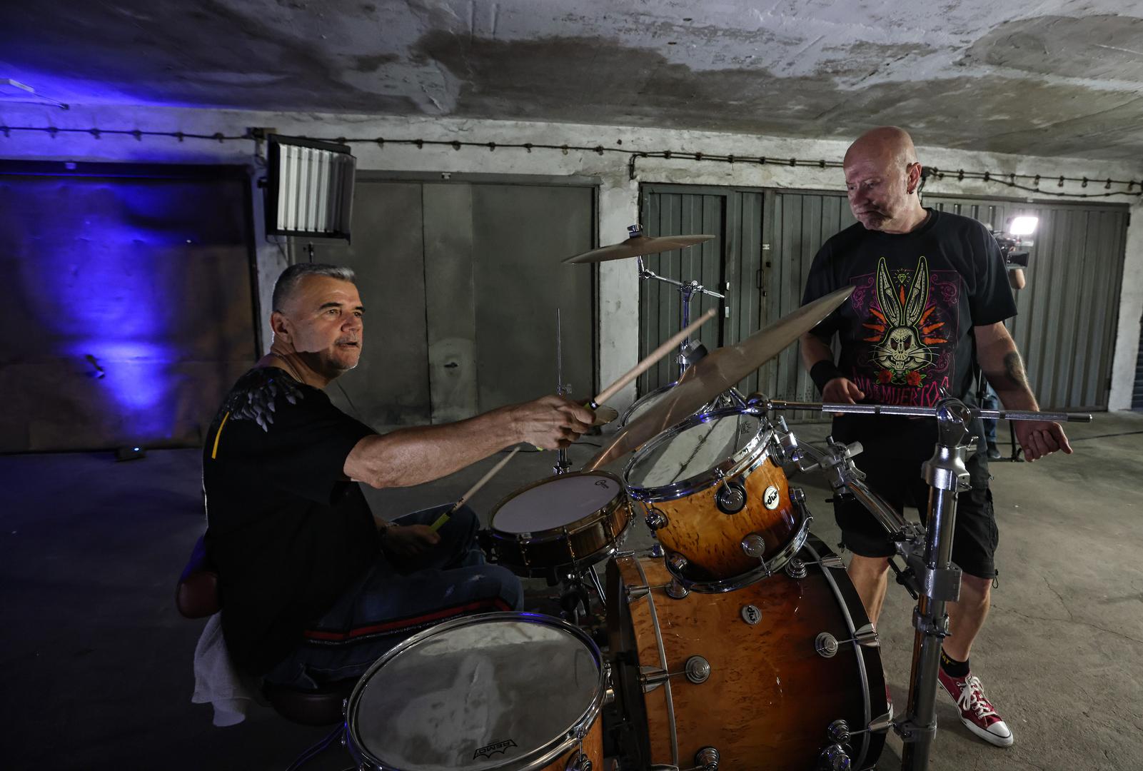 - Ima puno razloga zbog kojih smo se mi odlučili na snimanje novog albuma koji smo nazvali "Underground". Možemo samo o nekima; kao prvo meni je neizmjeran užitak što sam mogao svirati sa svojim starim prijateljima i glazbenicima koji su i nositelji ovog projekta, kazao nam je Fileš. 