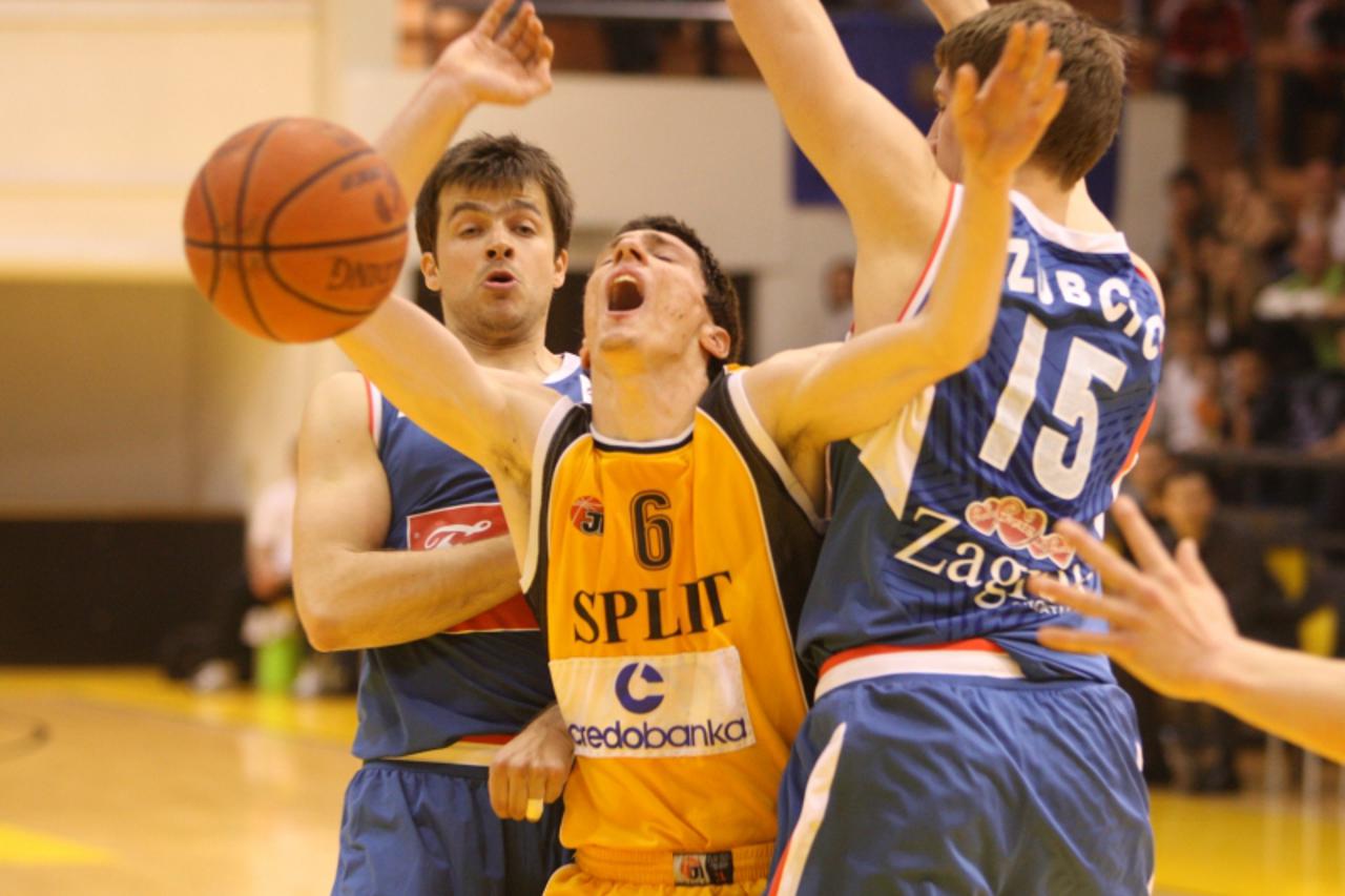 '10.04.2011., Dvorana Gripe, Split - Kosarkaska utakmica 5. kola Lige za prvaka izmedju KK Split CO i KK Cibona. U napetoj zavrsnici splicani na kraju slavili.Katic zaustavljen u napadu. Photo: Ivo Ca