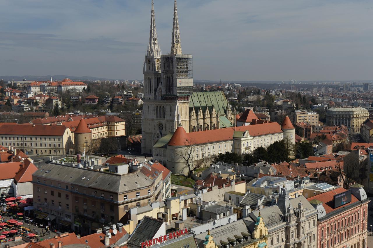 26.03.2015., Zagreb - Pogled s Zagreb Eye vidikovca na gradske znamenitosti i ustanove. Katedrala, Trg bana Josipa Jelacica.  Photo: Marko Lukunic/PIXSELL