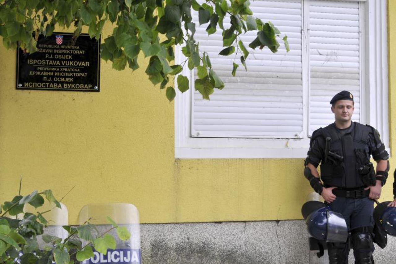 Vukovar i dvojezične ploče, portal (1)