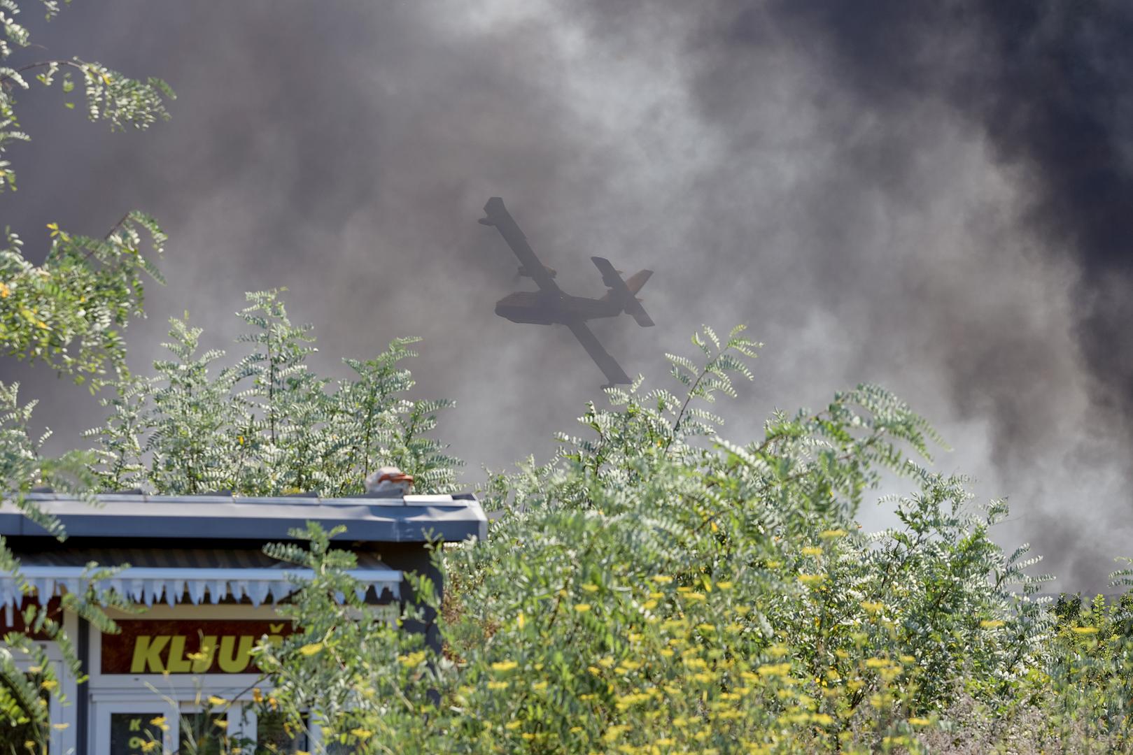 30.07.2024., Smokovic - Veliki pozar u Smokovicu nedale Zemunika zahvatio je i parkirana vozila. Vatrogasci se vore s vatrom. Photo: Sime Zelic/PIXSELL
