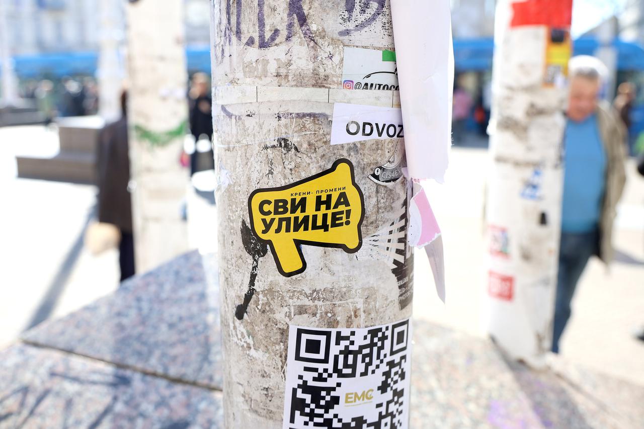 Zagreb: Naljepnica "Kreni promeni, svi na ulice" na Jelačićevom trgu