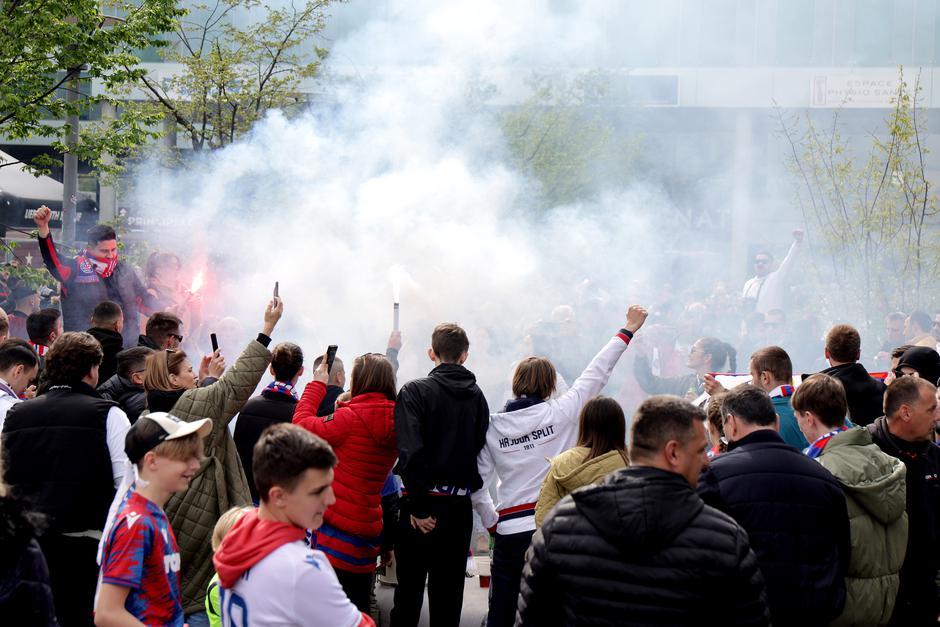 Ženeva: Navijači Hajduka ispred stadiona čekaju početak utakmice