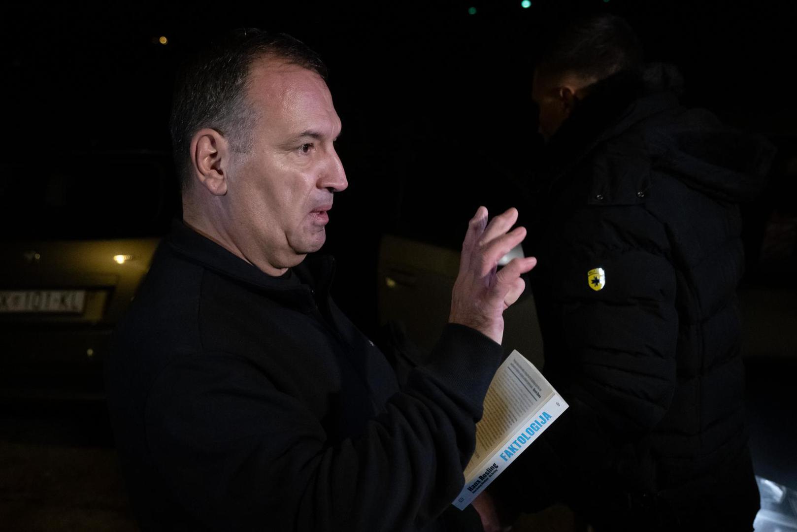 Paralelno je aktivirao saborski mandat, ali ga i zamrznuo, što mu omogućava povratak u saborske klupe za šest mjeseci.