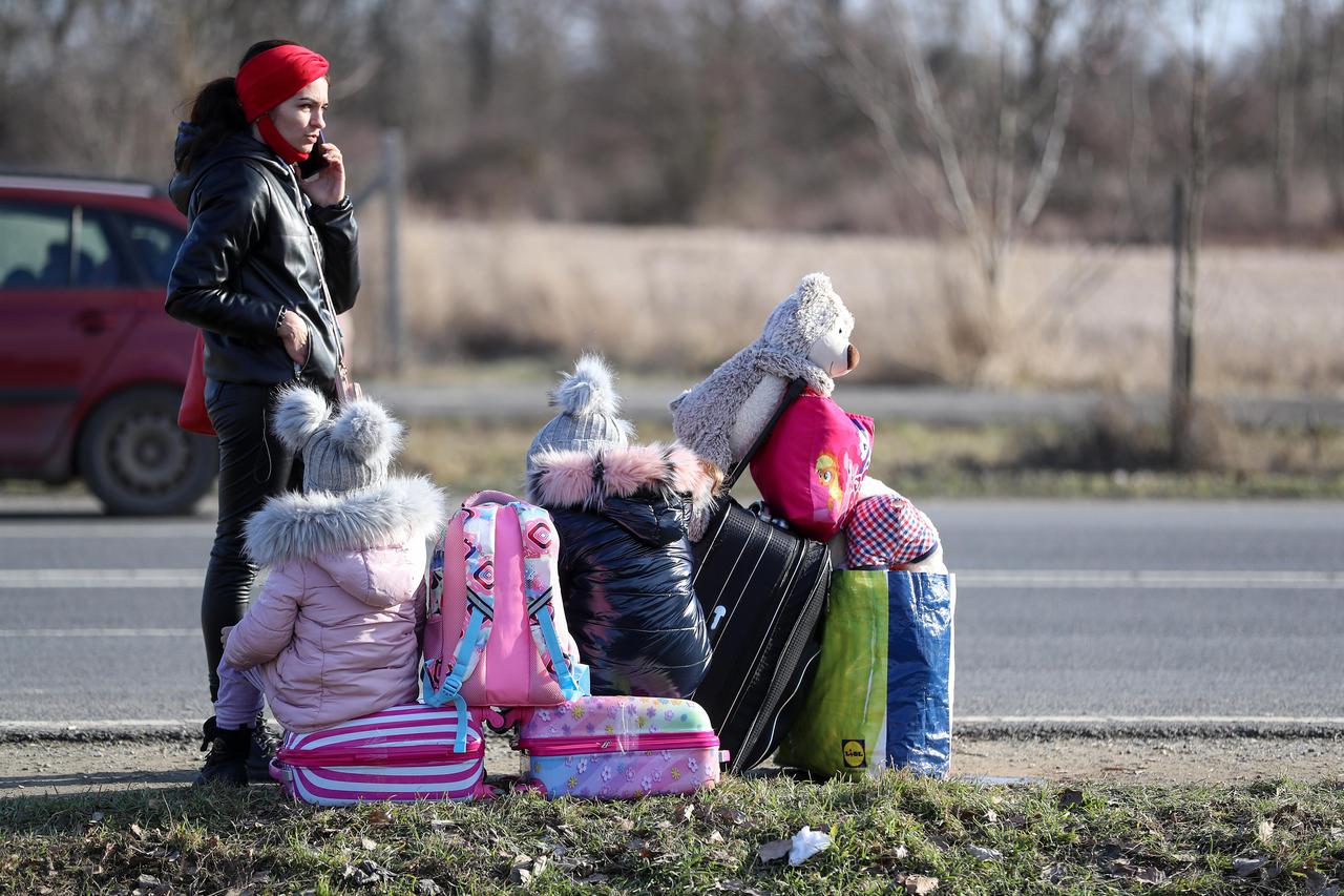 Prve izbjeglice pristižu iz Ukrajine u Mađarsku na graničnom prijelazu Beregsuranyi