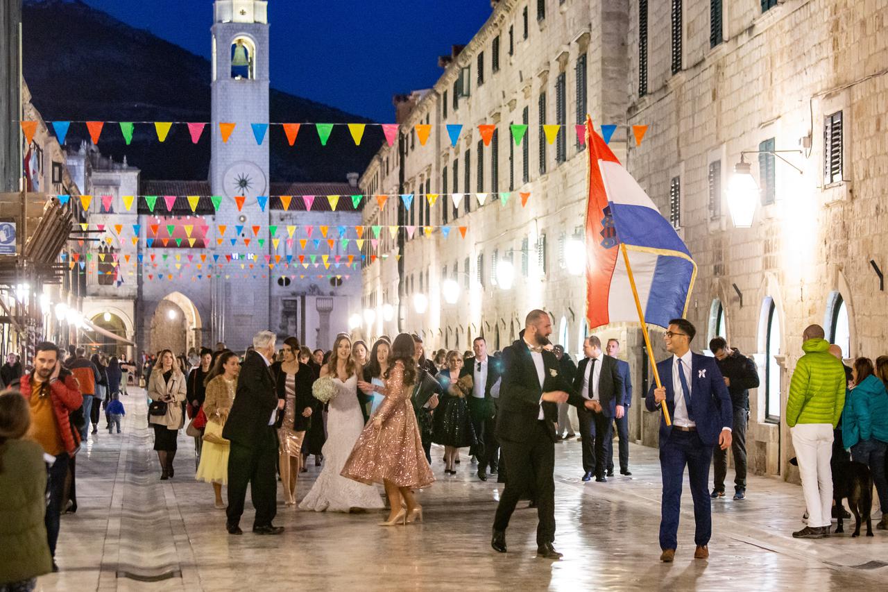 Dubrovnik: Upravo vjenčani prošli Stradunom