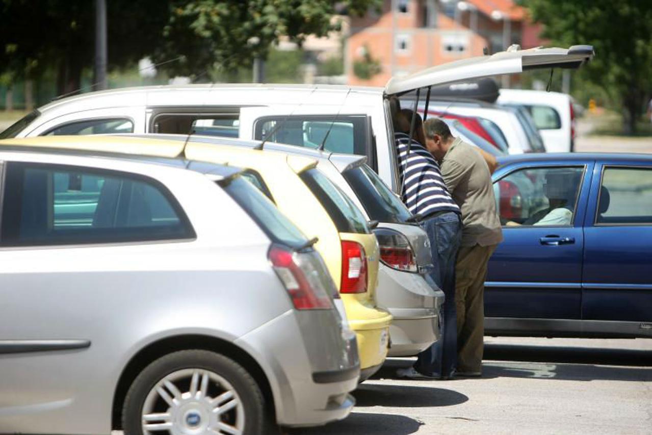 Automobili na parkingu 