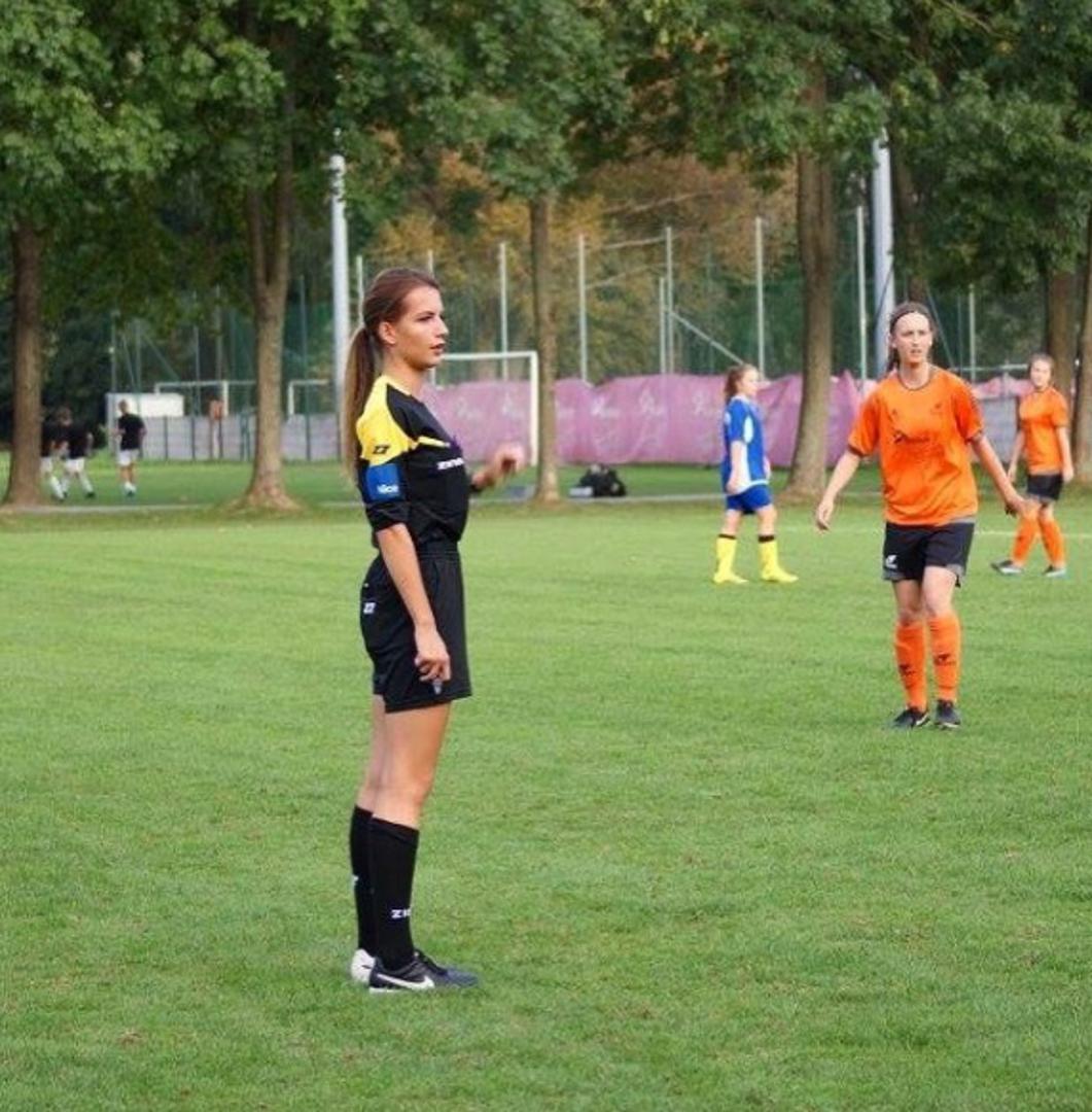Nogometne utakmice u Poljskoj imaju posebnu draž kad se na igralištu pojavi prekrasna 20-godišnja sutkinja Karolina Bojar. 