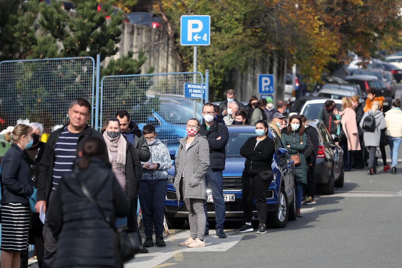Građani satima čekaju testiranje na COVID-19 ispred bolnice Sestara milosrdnica