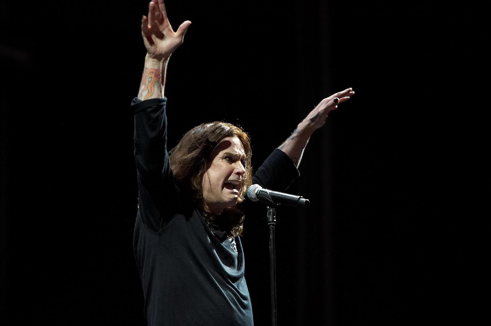 ​
Ozzy Osbourne bio je legendarni glazbenik, osnivač i pjevač tvoraca heavy metala Black Sabbatha iz 70-ih godina prošlog stoljeća, koji je rano u karijeri dospio na zao glas zbog čestog mahnitog i bizarnog ponašanja izazvanog drogom i alkoholom, ali se u sredovječnoj dobi preporodio u simpatičnu zvijezdu reality televizije.  

​