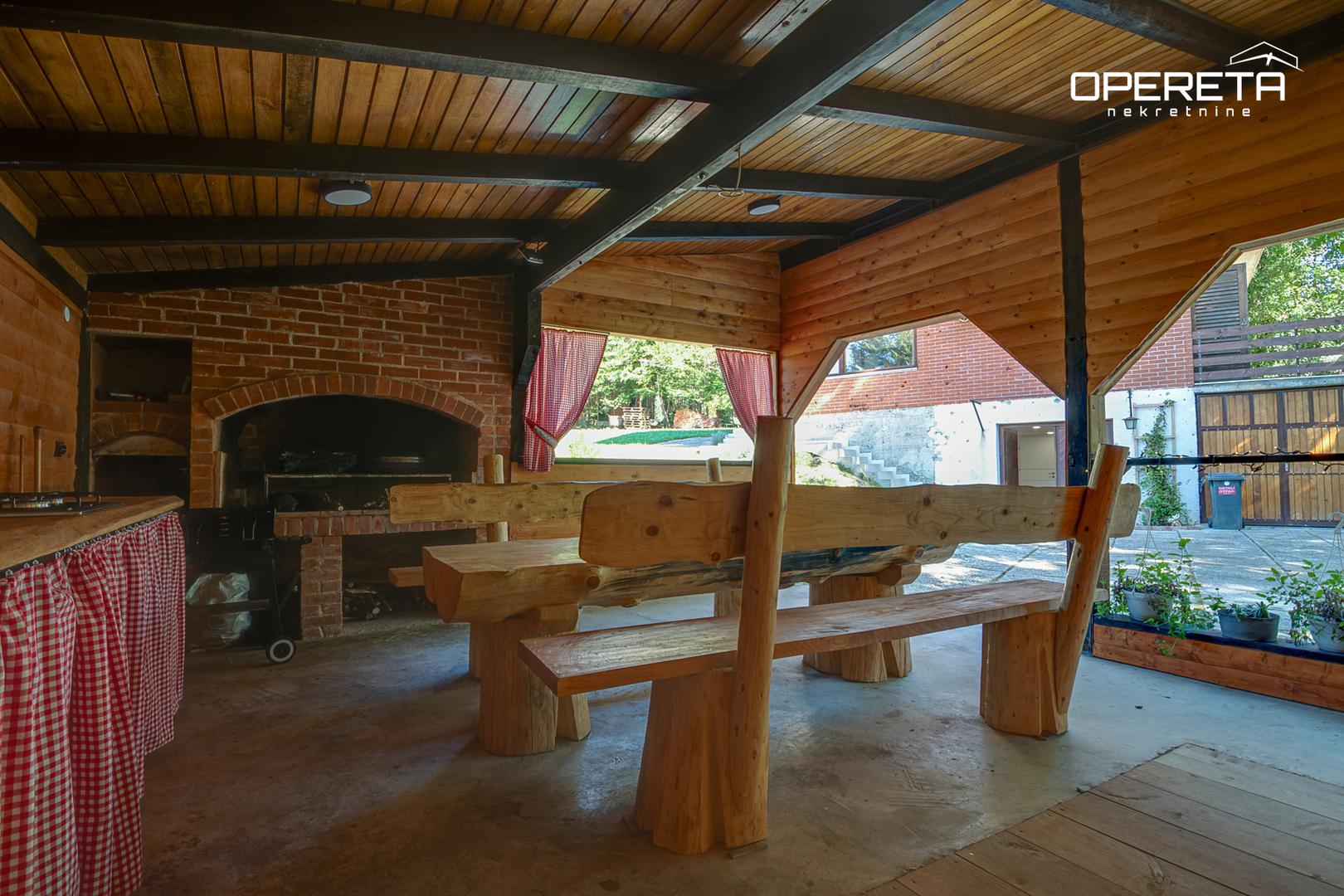 Kuća ima ukupno 229 m² stambene površine i nalazi se na velikoj parceli od oko 2700 m², što osigurava mir, privatnost i boravak u prirodi, u blizini rijeke Kupe.

