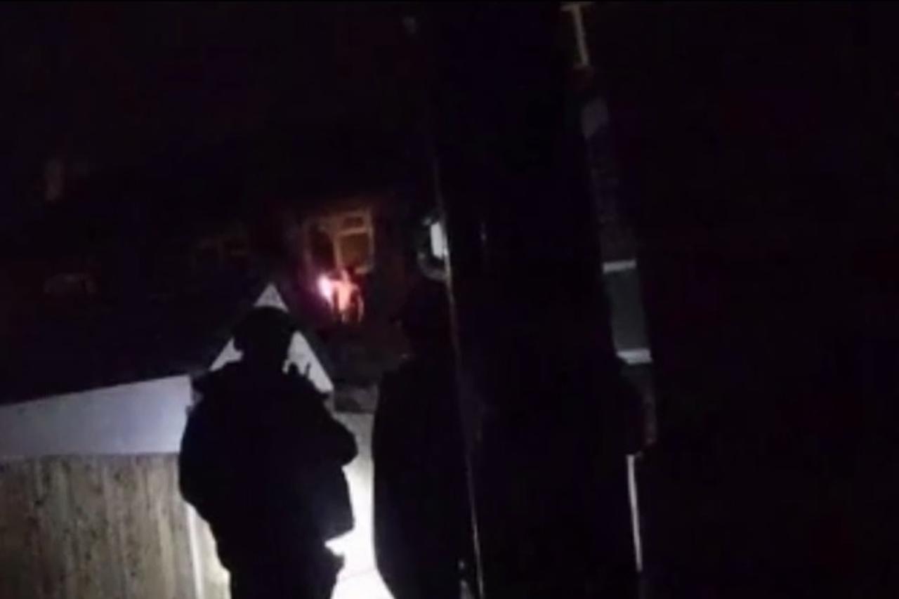 Razbojnik zapalio hlače pa mahao njima