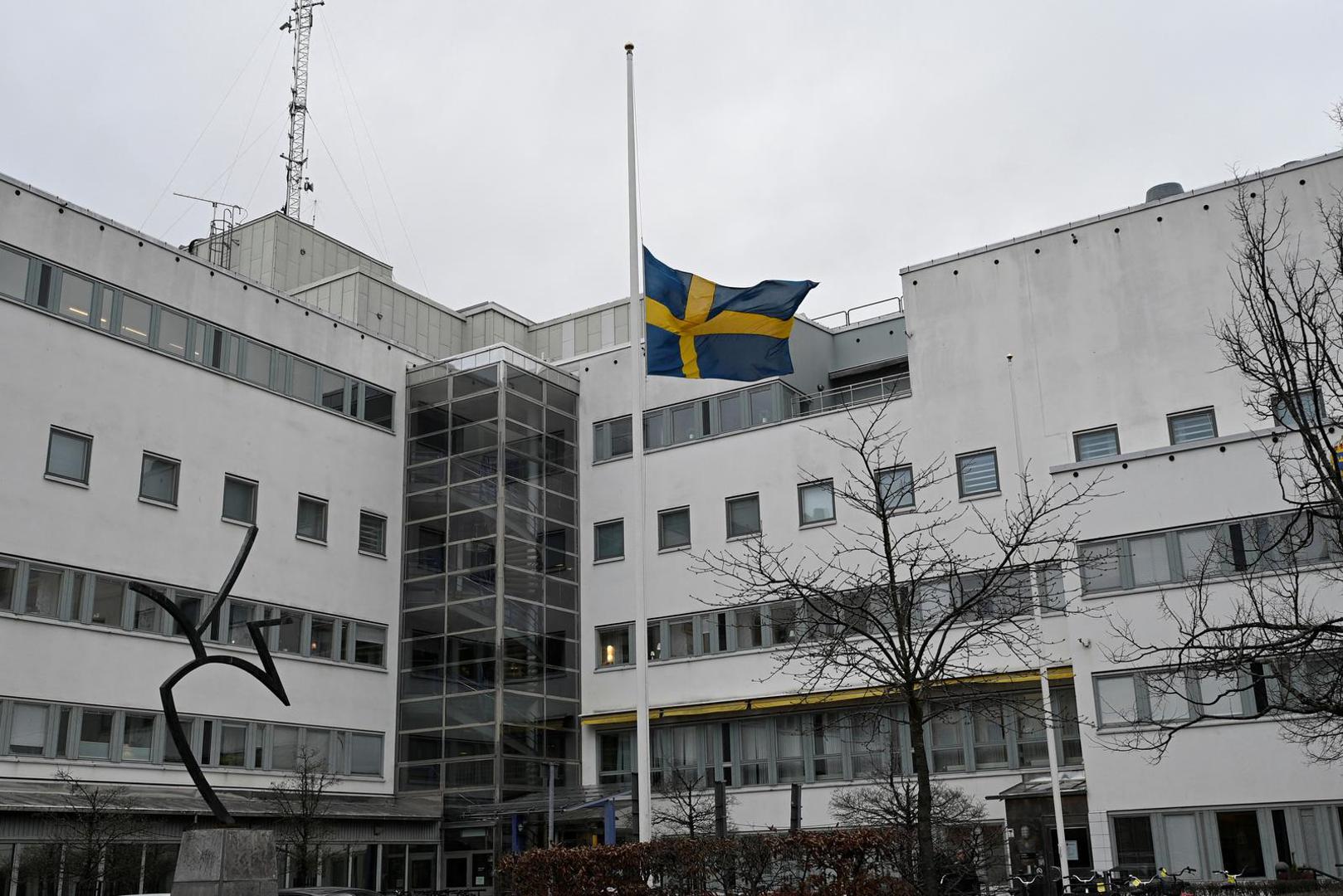 A flag flutters at half-mast outside the police station, the morning after the school shooting at Risbergska School, in Orebro, Sweden February 5, 2025. TT News Agency/Anders Wiklund via REUTERS      ATTENTION EDITORS - THIS IMAGE WAS PROVIDED BY A THIRD PARTY. SWEDEN OUT. NO COMMERCIAL OR EDITORIAL SALES IN SWEDEN. Photo: ANDERS WIKLUND/REUTERS