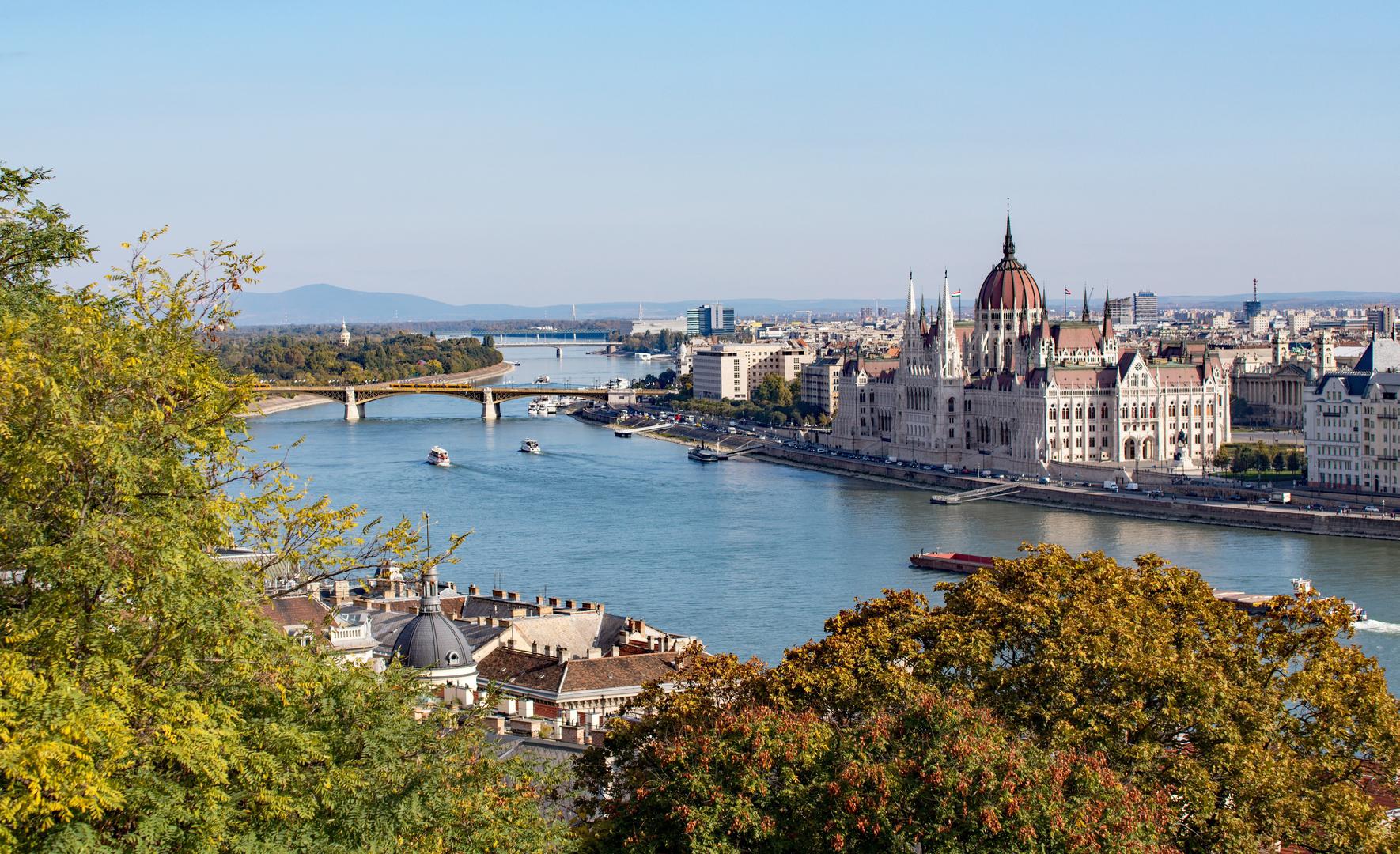 10. Mađarska.
Mađarska zauzima 15. mjesto na svjetskom Global Peace Indexu, odnosno deseto mjesto među europskim državama prema toj metodologiji. Budimpešta se navodi kao jedan od sigurnijih gradova srednje Europe. Nasilni kriminal koji pogađa posjetitelje relativno je rijedak, iako postoji rizik od sitnih krađa na prometnim mjestima i međunarodnim željezničkim linijama.