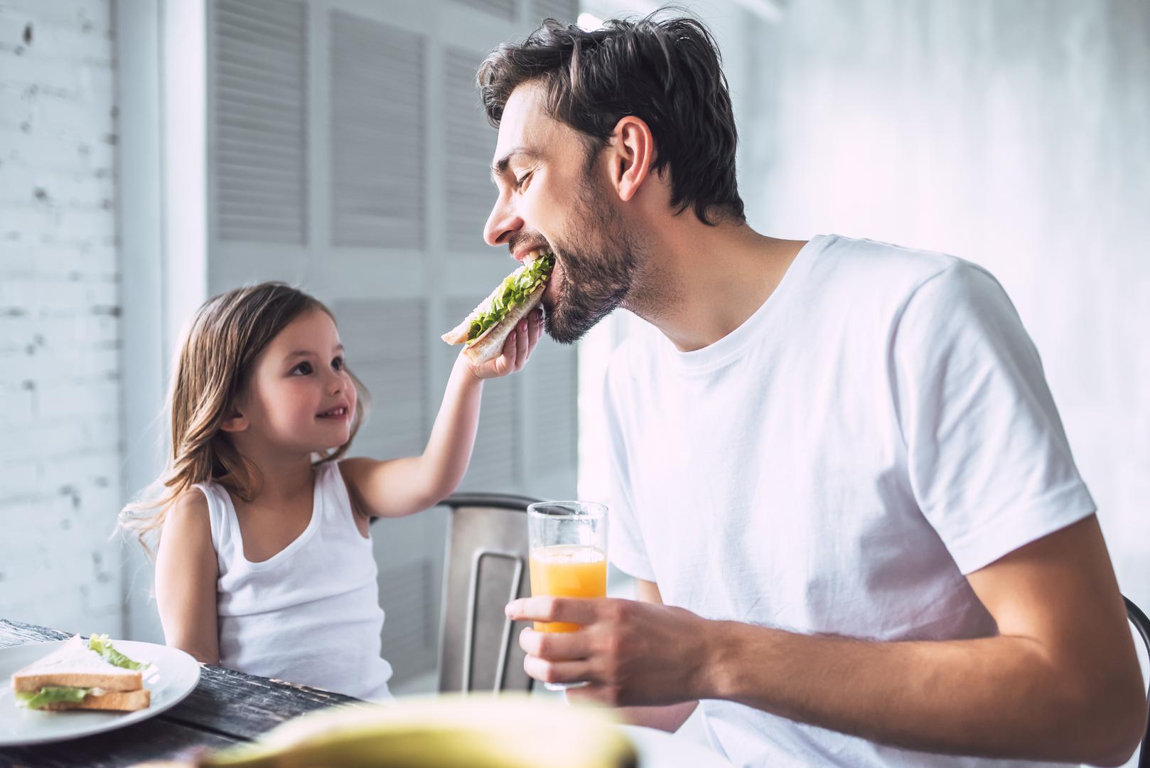 Naše tijelo ovisi o nutrijentima koje unosimo kroz prehranu, a određene namirnice izravno utječu na proizvodnju hormona sreće poput serotonina i dopamina. Ovi hormoni odgovorni su za osjećaje zadovoljstva, opuštenosti i sreće. Sastojci poput triptofana, omega-3 masnih kiselina, vitamina B6, B12 i folne kiseline mogu značajno utjecati na naše raspoloženje.