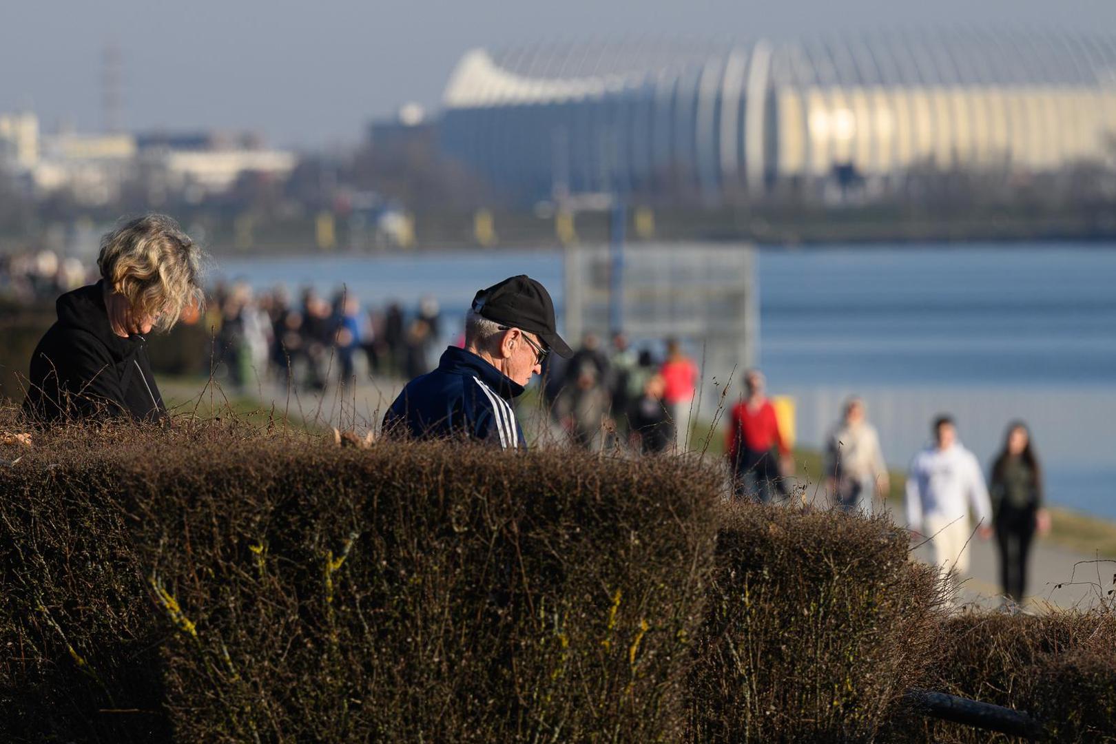 Kafići i restorani također su bilježili veću posjećenost nego inače, jer su terase bile prepune ljudi koji su željeli iskoristiti sunčano poslijepodne.
