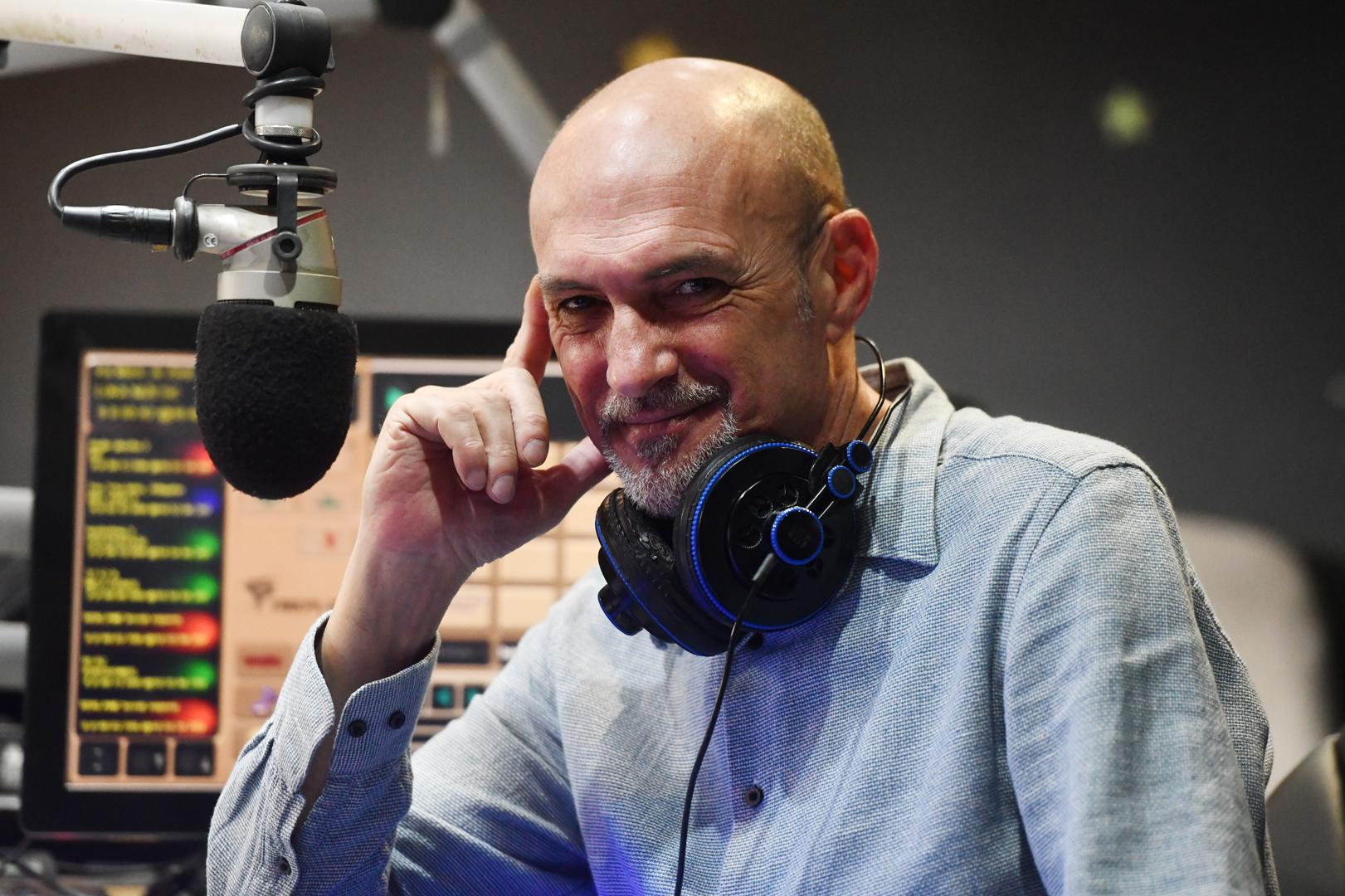 08.02.2024., Sibenik - Radijski voditelj na Radio Ritmu Josko Bonaci. Photo: Hrvoje Jelavic/PIXSELL